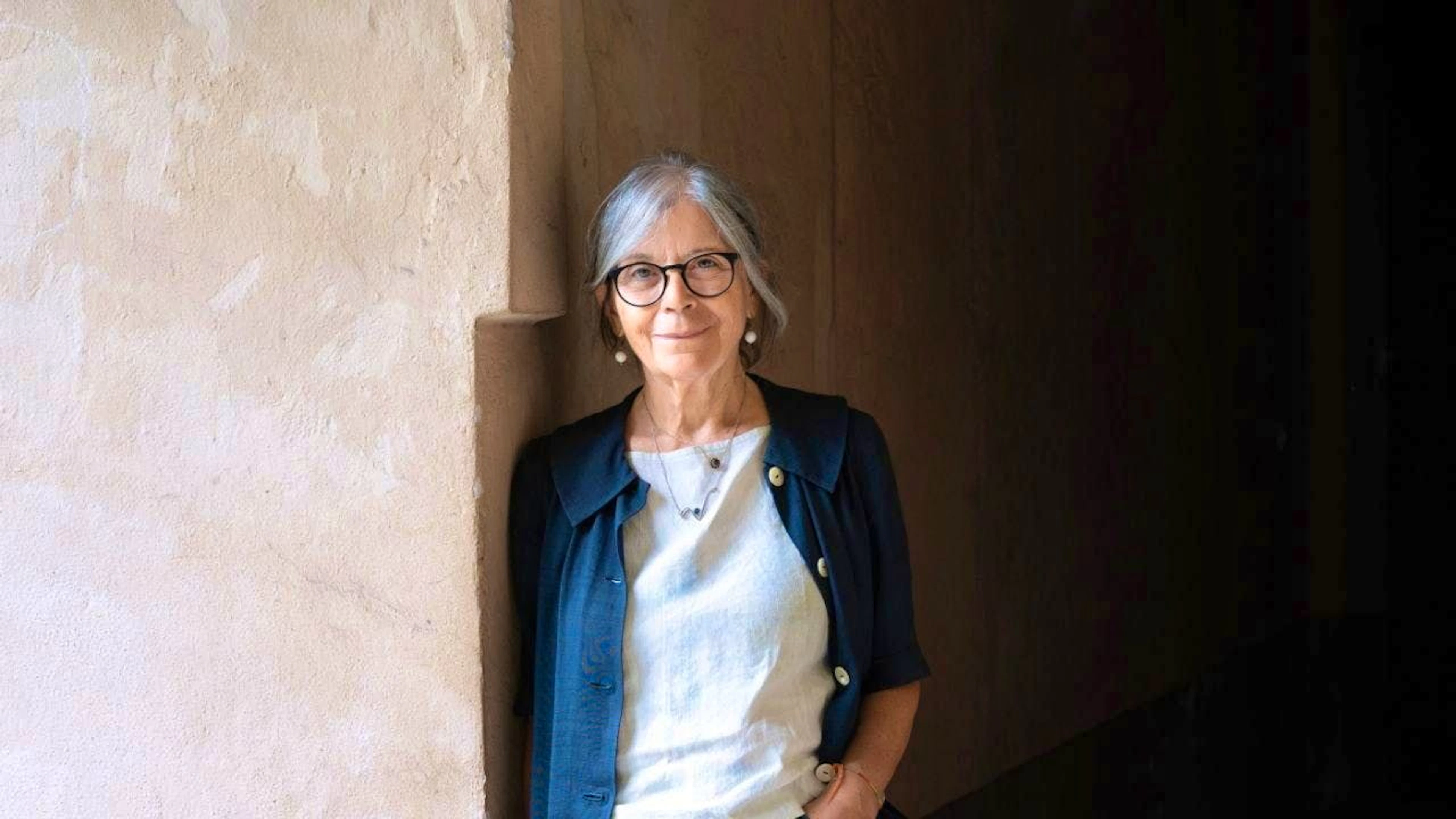 Anna Ruchat worked as a translator for many years before she began writing her own texts late in life. Following poems and short stories, the Ticino author's first novel has now been published in German translation: "Vertraute Gespenster" tells the story of a family's mendacity.