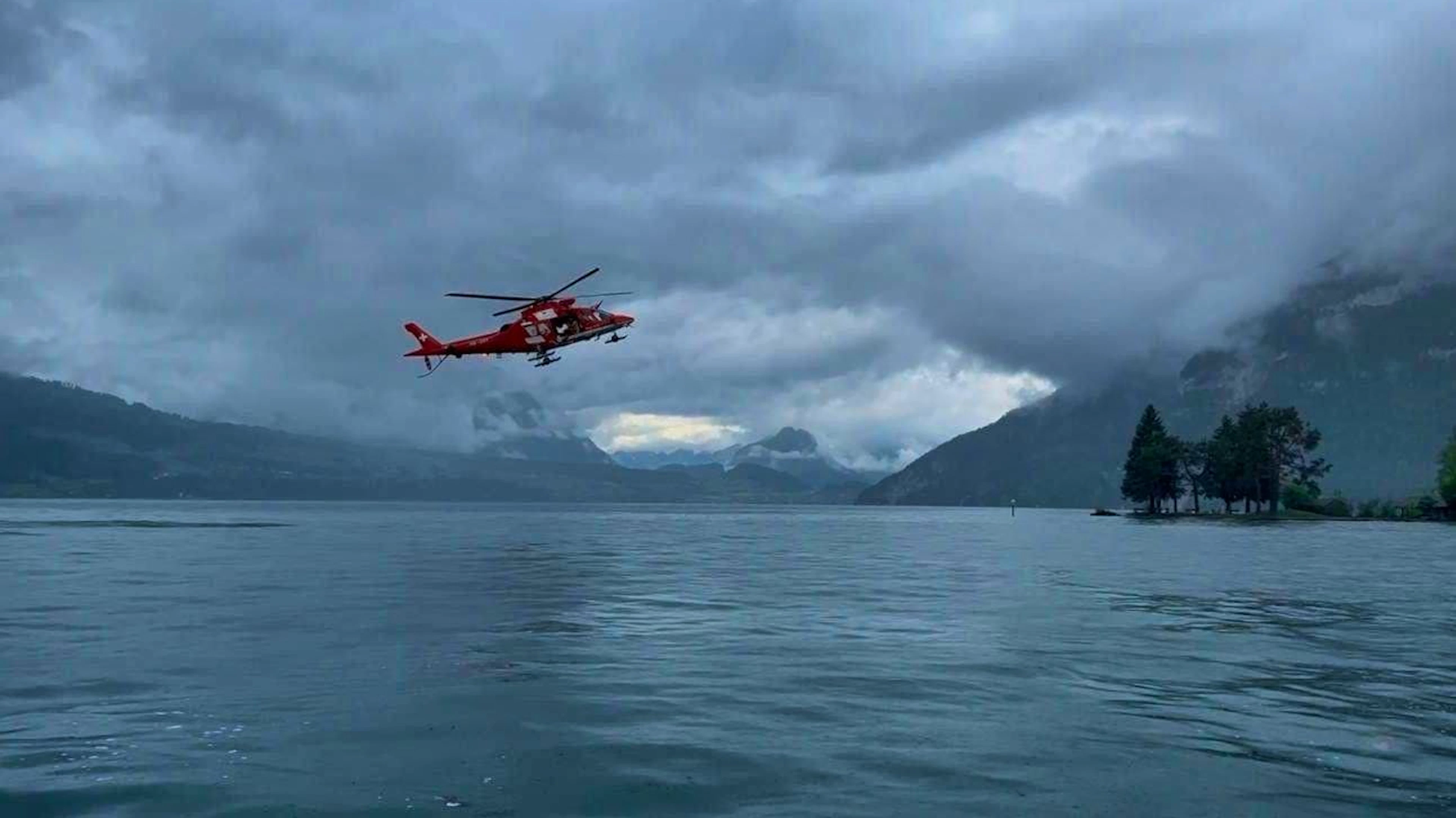 Lors de son vol de retour vers sa base, un équipage de la Rega aperçoit sur le lac de Thoune un bateau à moteur tournant en rond.