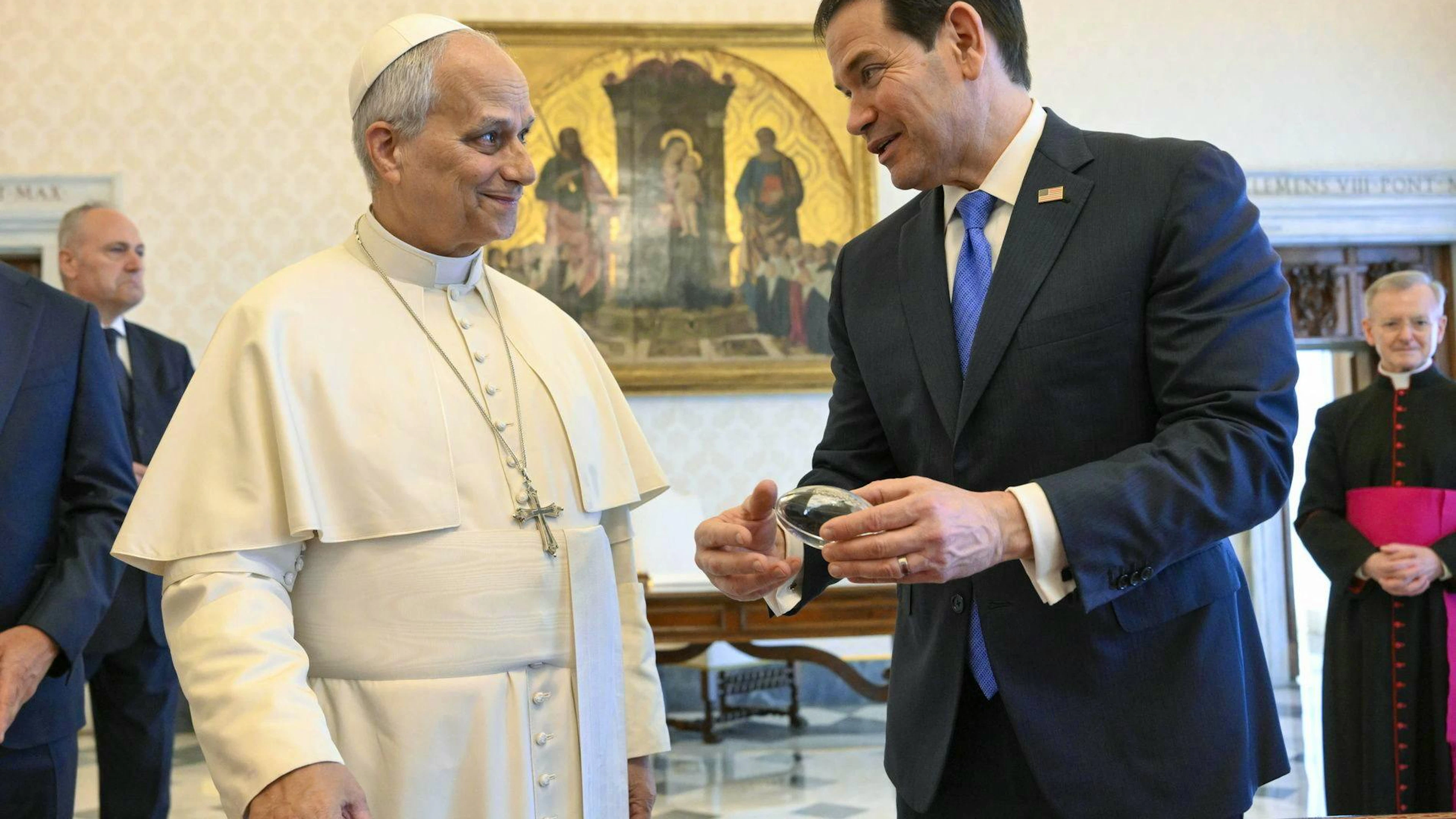 Rubio porge in dono a Papa Leone XIV un fermacarte a forma di palla da baseball.