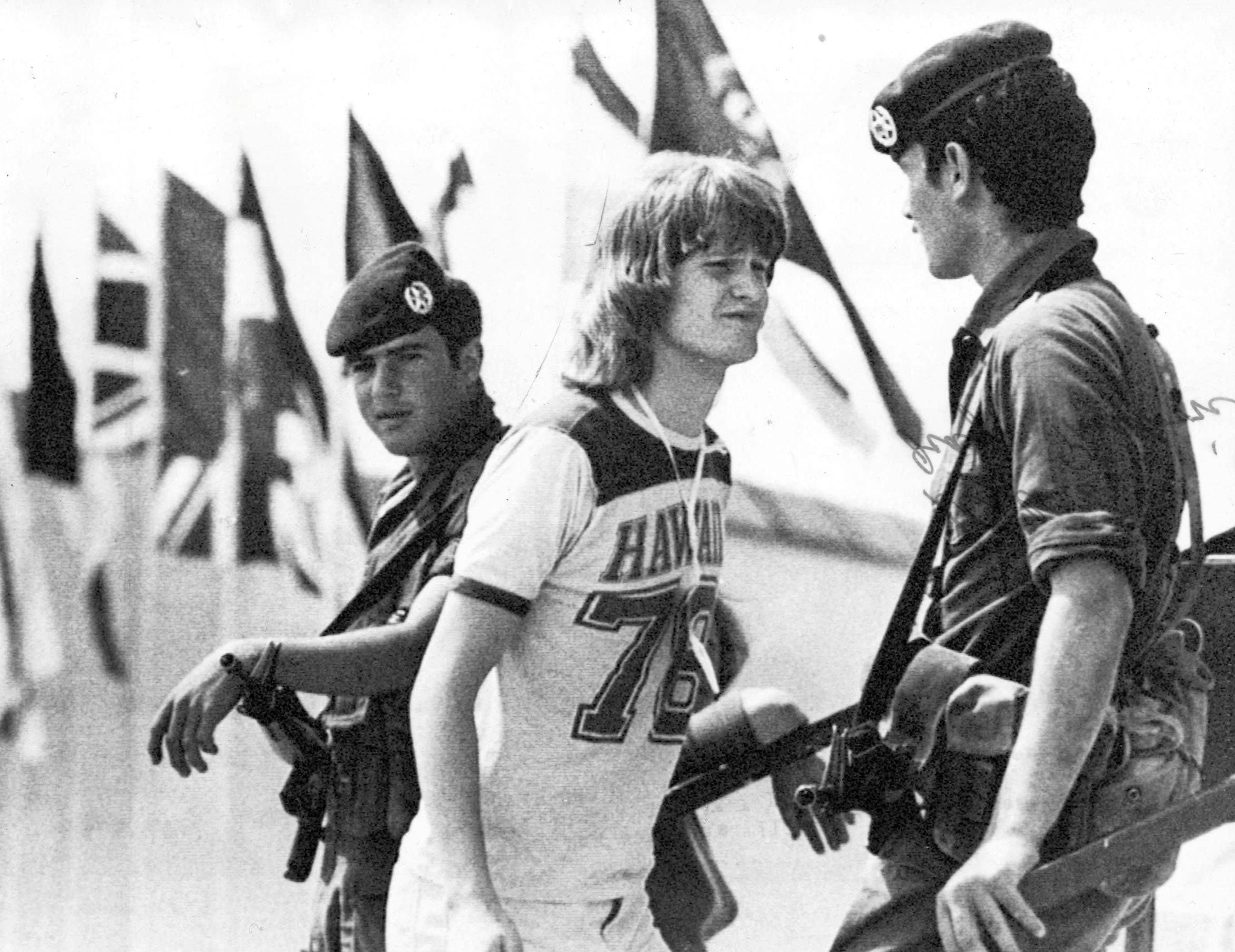 Der schwedische Künstler Ted Gärdestad passiert 1979 in Jerusalem Sicherheitskräfte, als er zu den Proben geht. Sieben Jahren zuvor wurden beim Münchner Olympia-Attentat elf Israelis getötet.