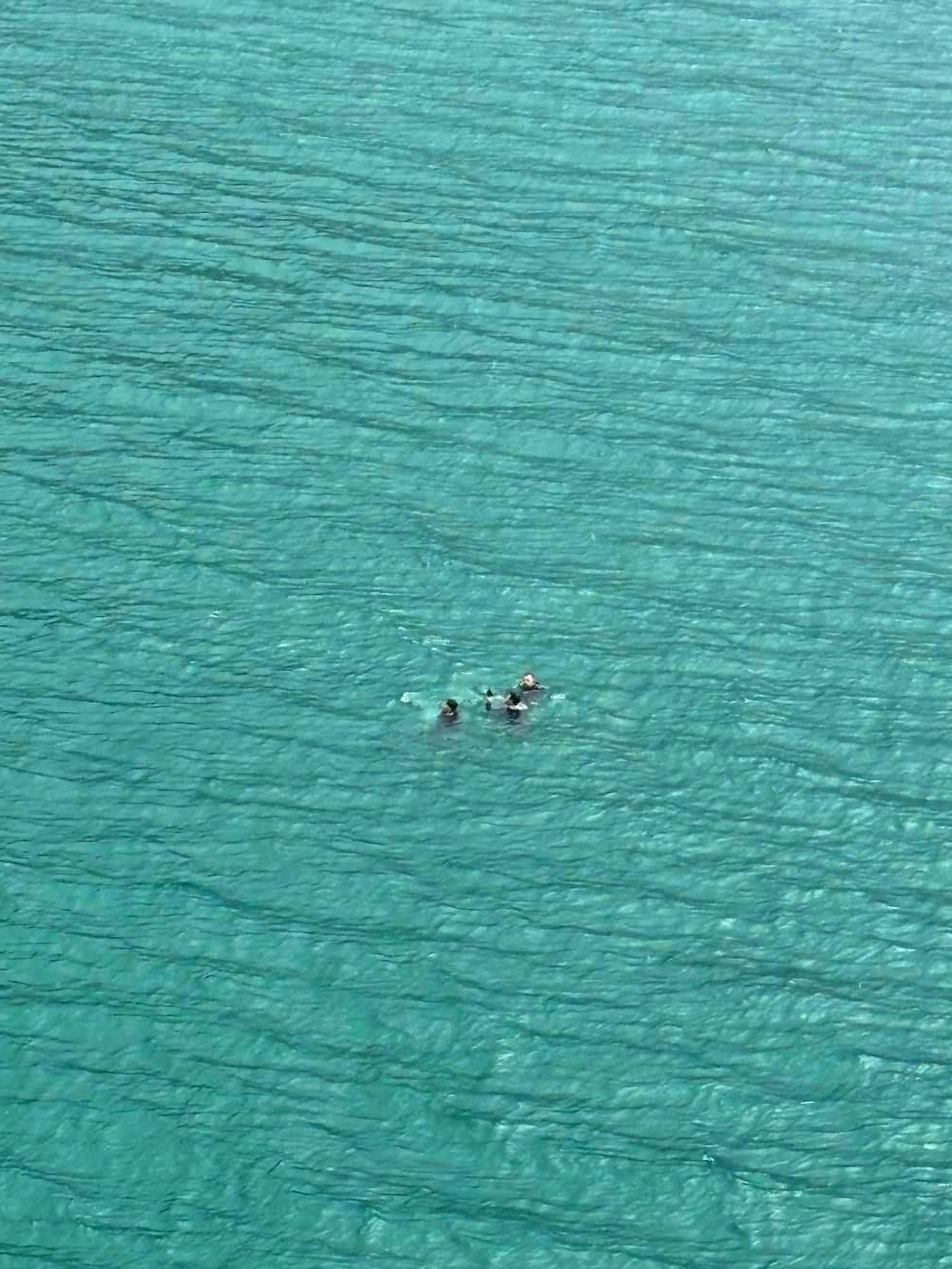 Les trois personnes qui se trouvaient encore à bord du bateau peu de temps auparavant flottent dans le lac de Thoune.