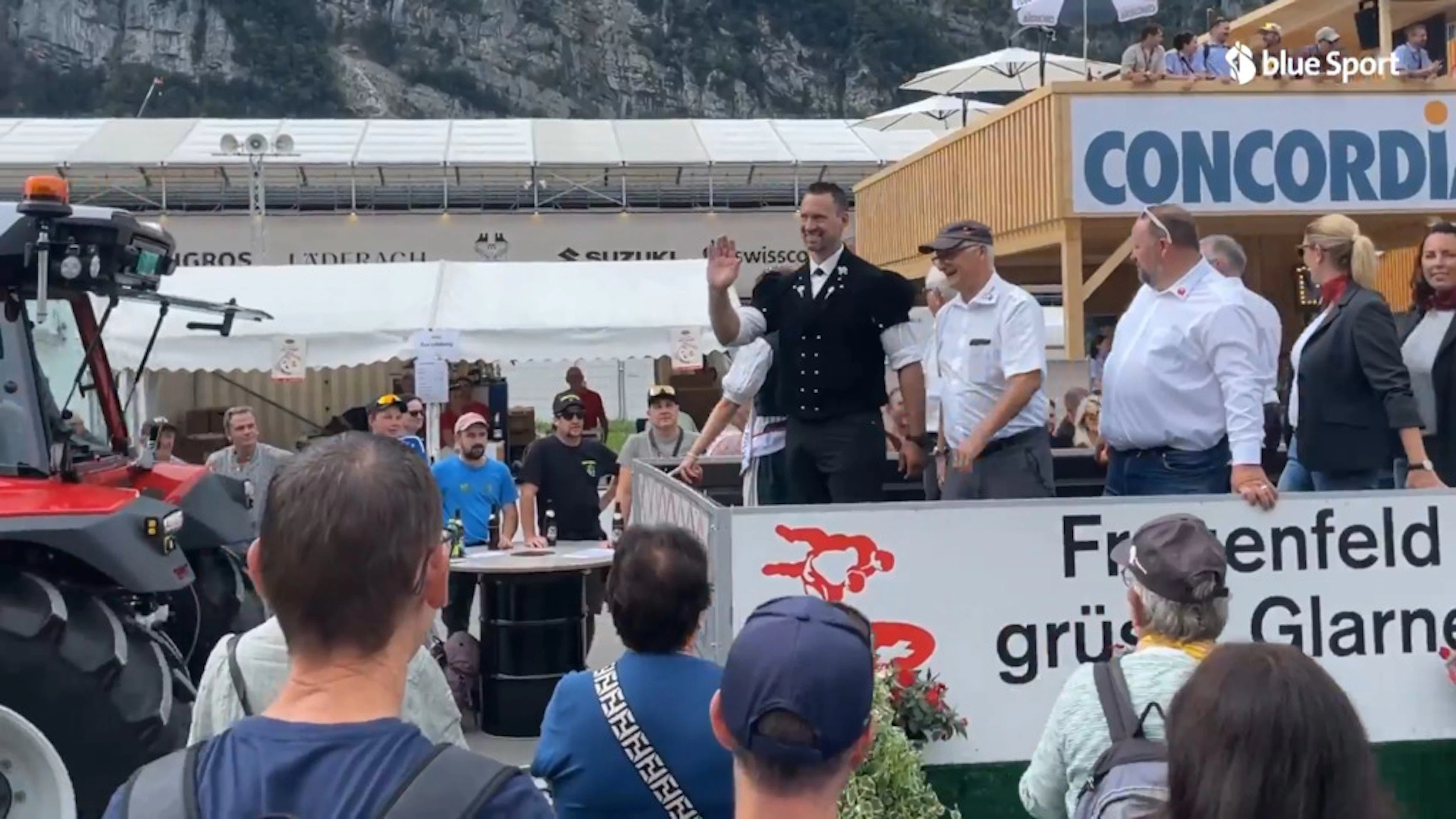 Kilian Wenger fährt ins Festgelände ein