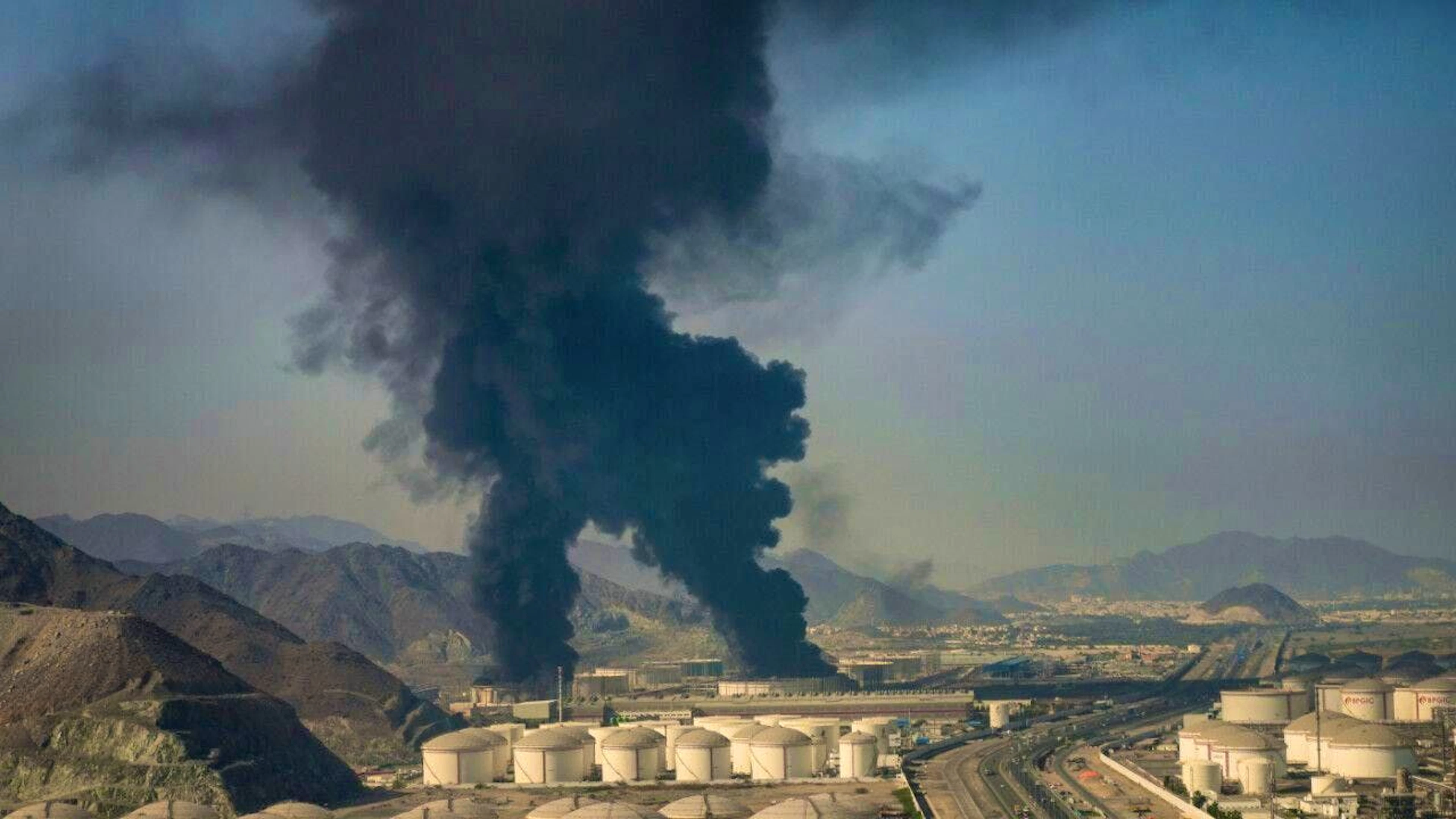 ARCHIVE - A fire and plumes of smoke rise after debris from an intercepted Iranian drone hit an oil facility, according to authorities in Fujairah, United Arab Emirates. Photo: Altaf Qadri/AP/dpa