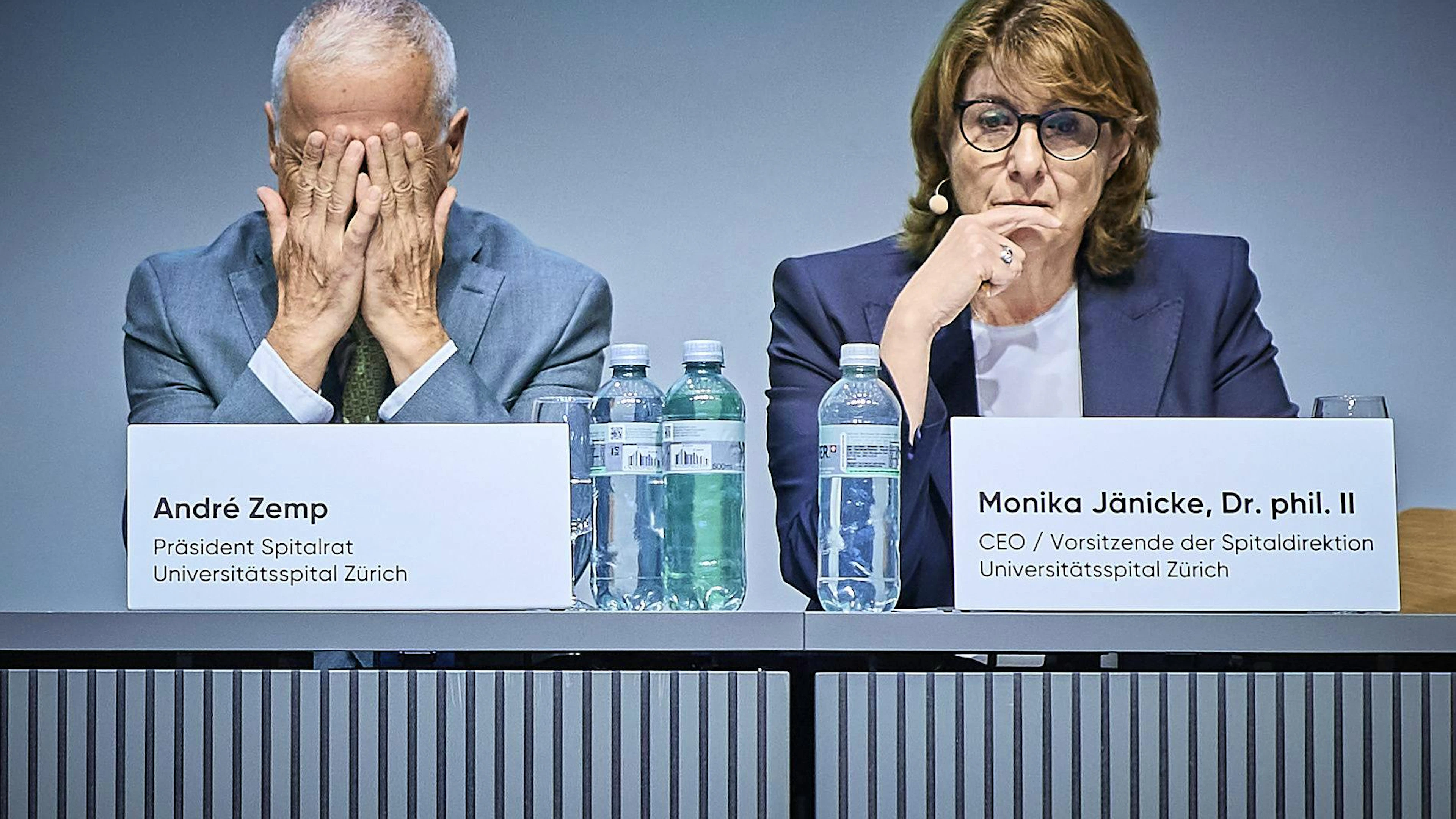 Monika Jänicke (links) bedankt sich beim Whistleblower.
