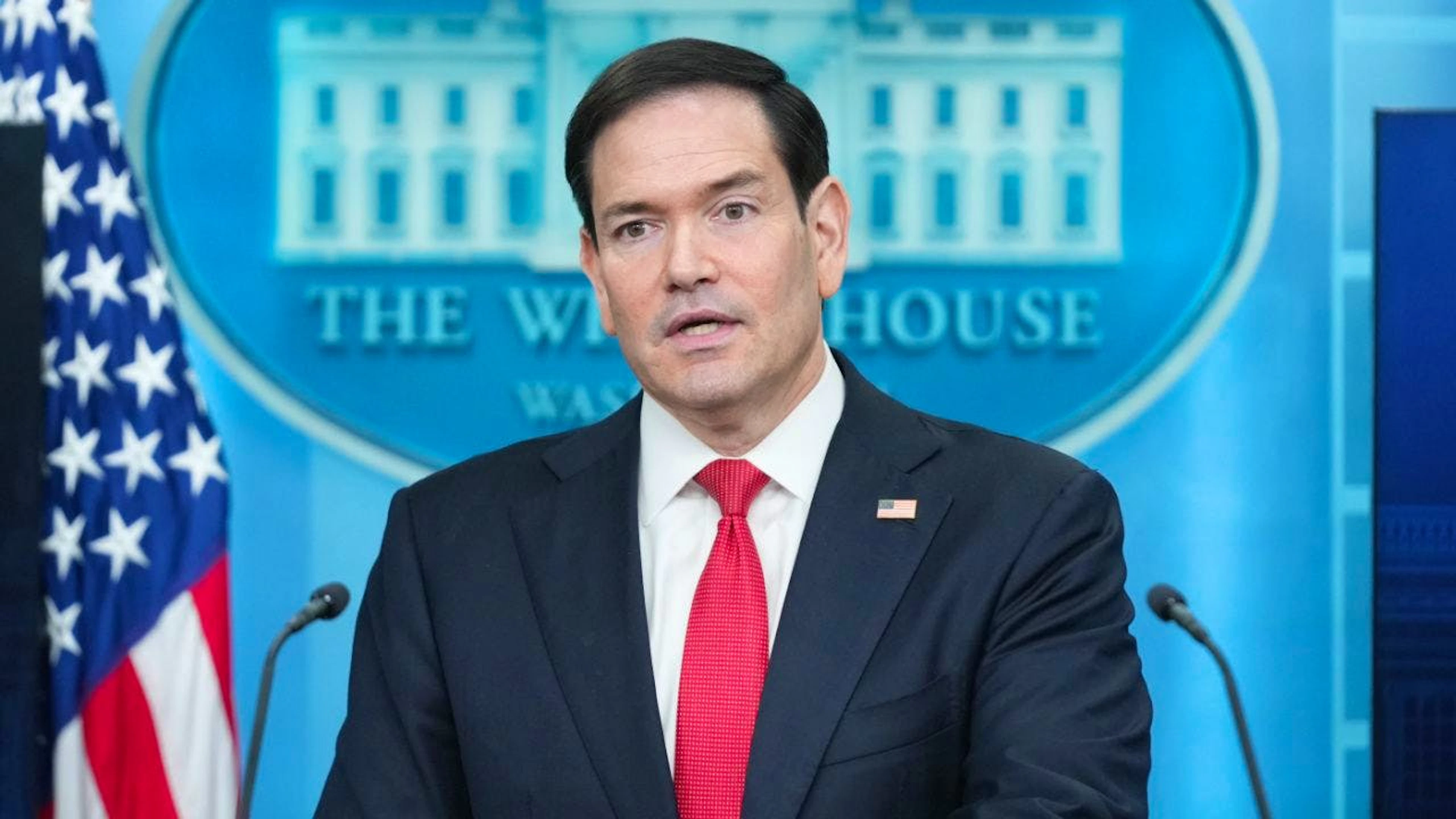 Marco Rubio, Aussenminister der USA, spricht während einer Pressekonferenz im Weissen Haus. Foto: Mark Schiefelbein/AP/dpa/Archivbild
