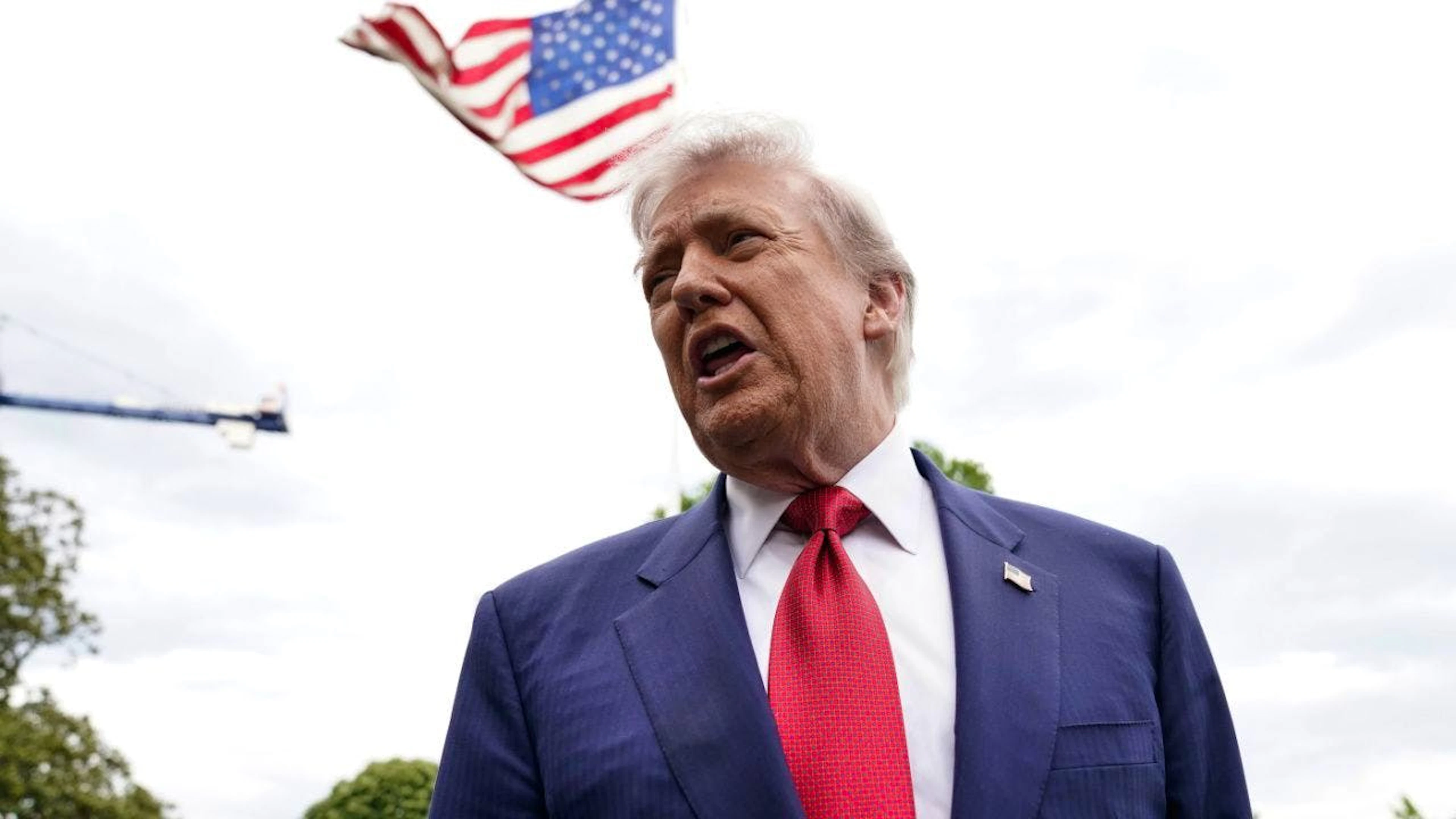 US-Präsident Donald Trump spricht zu Reportern, bevor er auf dem Südrasen des Weissen Hauses zur Marine One geht. Foto: Jose Luis Magana/AP/dpa