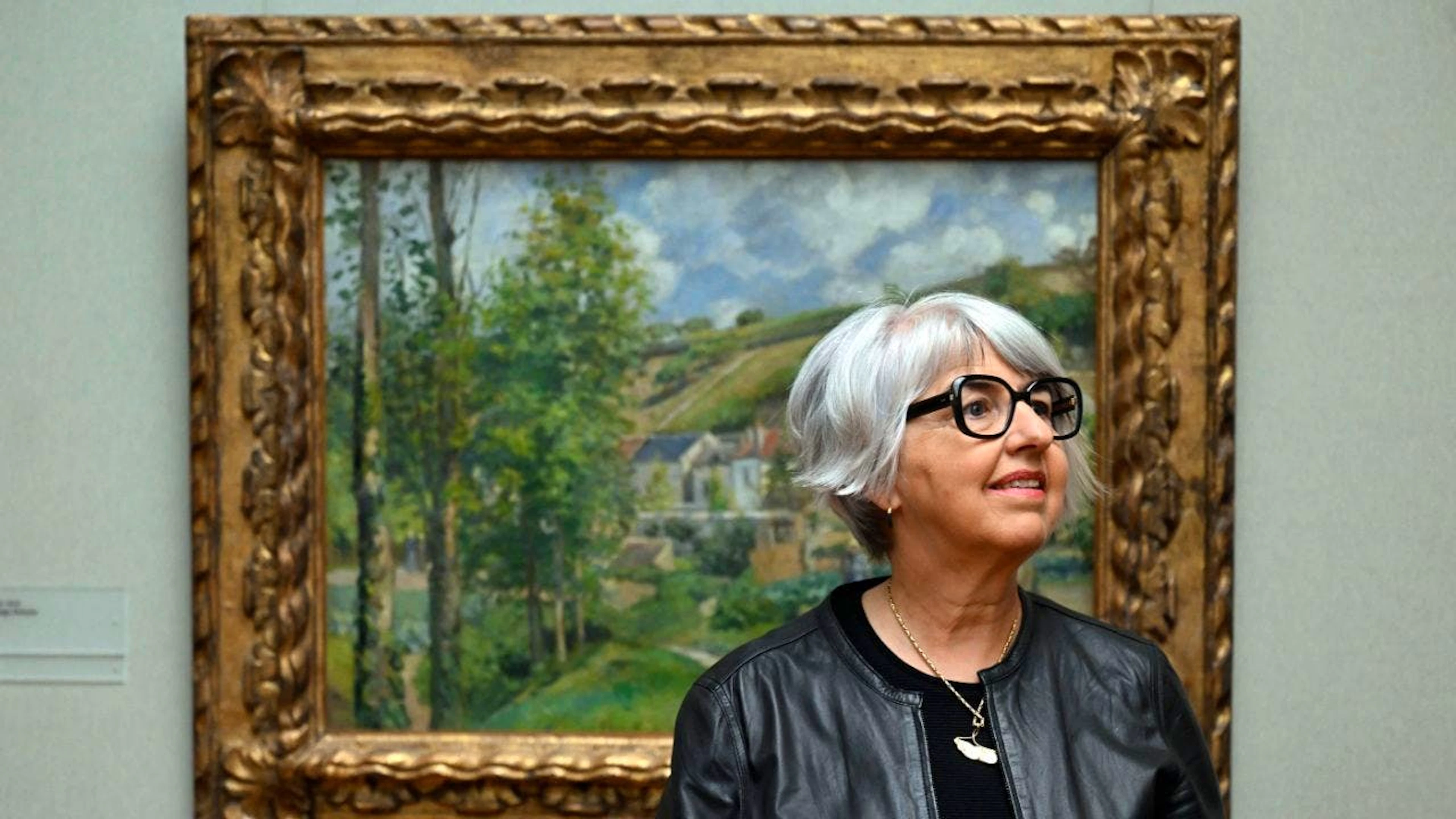 Bundesrätin Elisabeth Baume-Schneider steht vor einem Gemälde von Camille Pissarro (1831-1903) bei der Wiedereröffnung der Sammlung Oskar Reinhart «Am Römerholz» in Winterthur am Samstag.