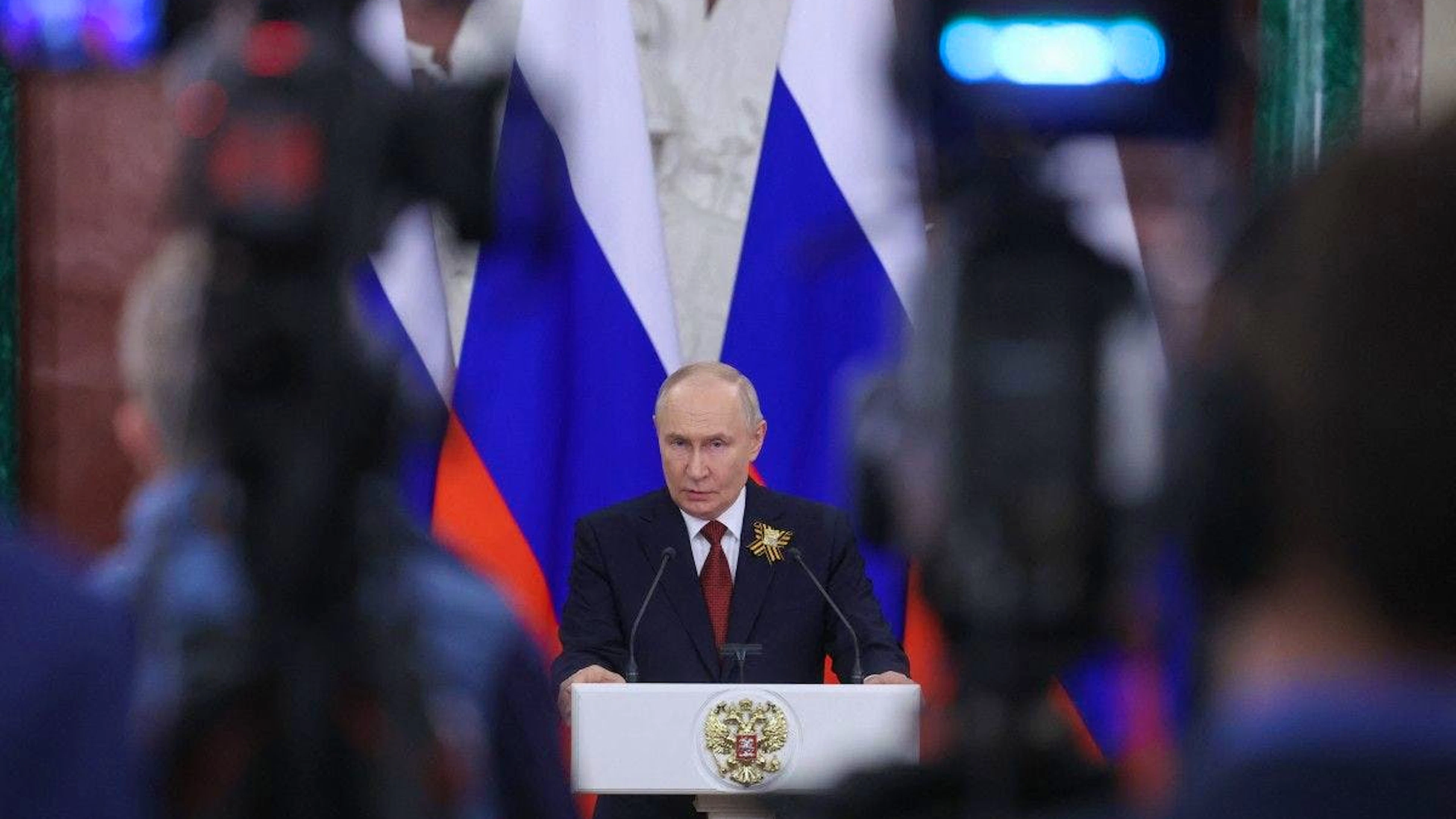 Le président russe Vladimir Putin s’est adressé aux médias après ses rencontres avec des délégations étrangères au Kremlin, à Moscou, le 9 mai 2026.