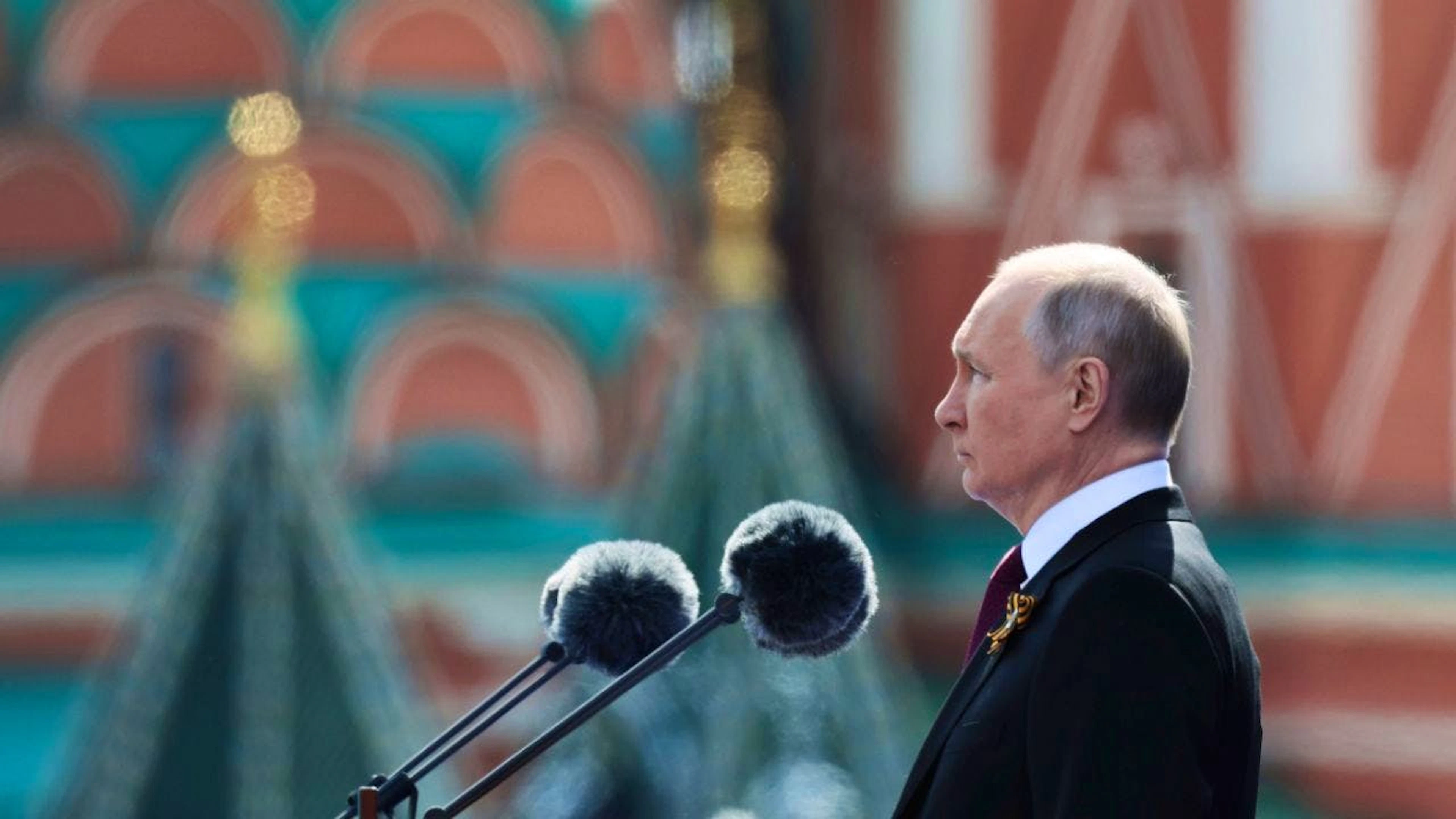 ARCHIV – Der russische Präsident Wladimir Putin hält eine Rede während der Militärparade zum Tag des Sieges anlässlich des 78. Jahrestages des Endes des Zweiten Weltkrieges auf dem Roten Platz in Moskau. Foto: Gavriil Grigorov/AP/dpa