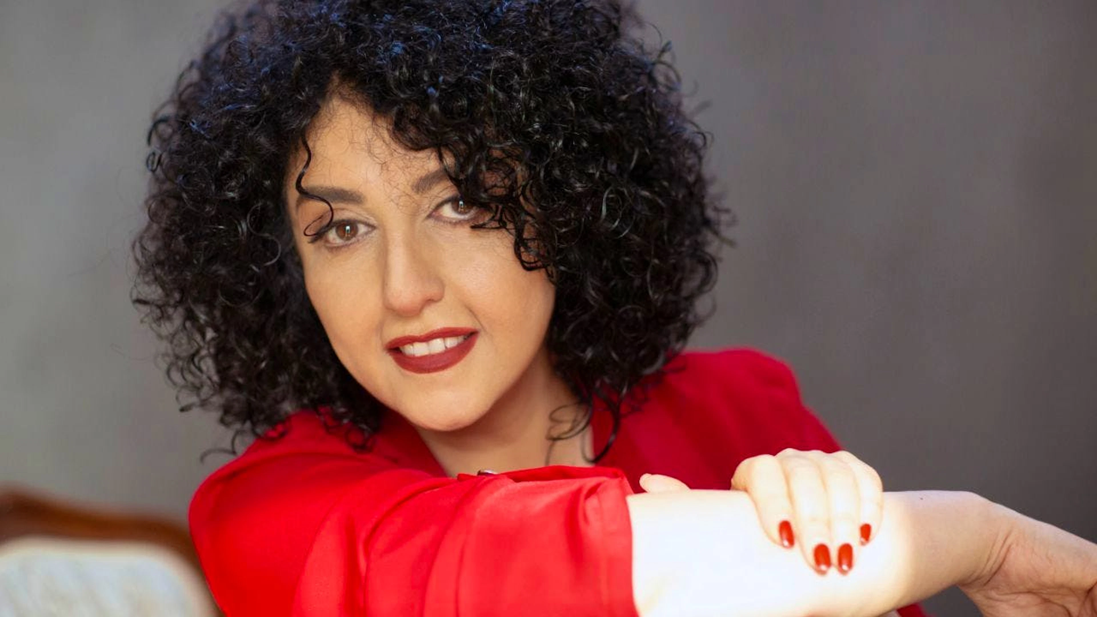 HANDOUT – Dieses am 02.05.2026 von der Narges-Mohammadi-Stiftung zur Verfügung gestellte Foto zeigt Narges Mohammadi, die am 9. Februar 2025 für ein Porträt posiert. Foto: Nooshin Jafari/Narges Mohammadi Foundation/AP/dpa (Archivbild)