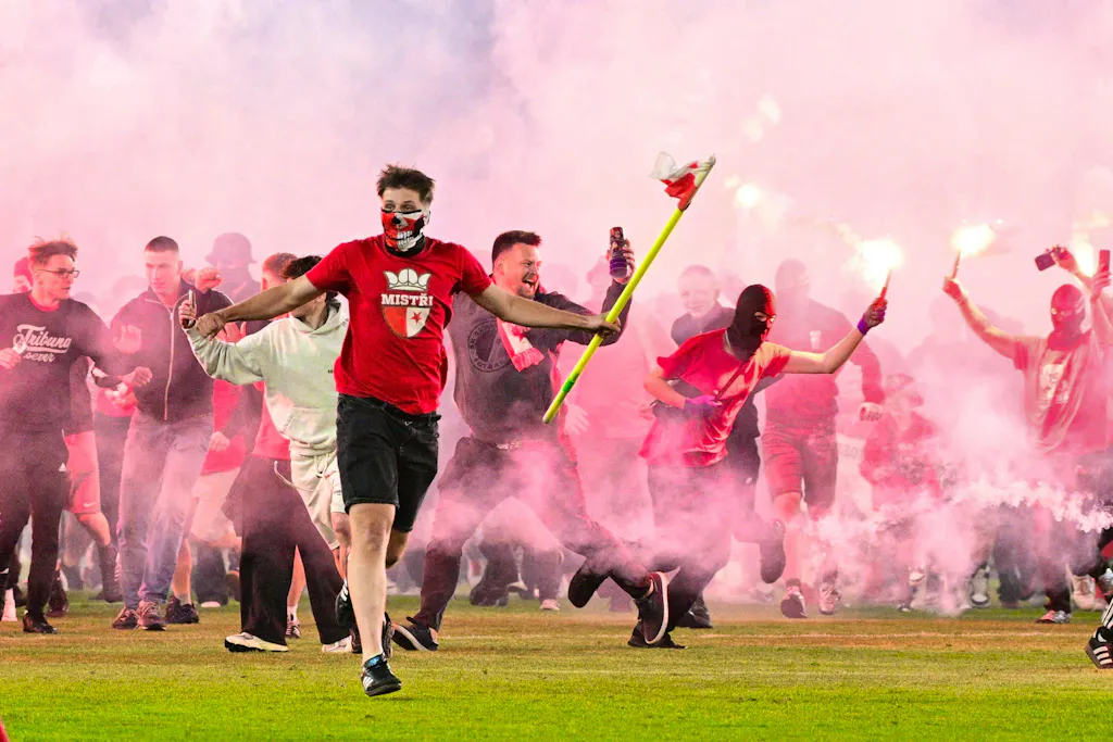Slavia fans storm the pitch shortly before the champions' party - and ...