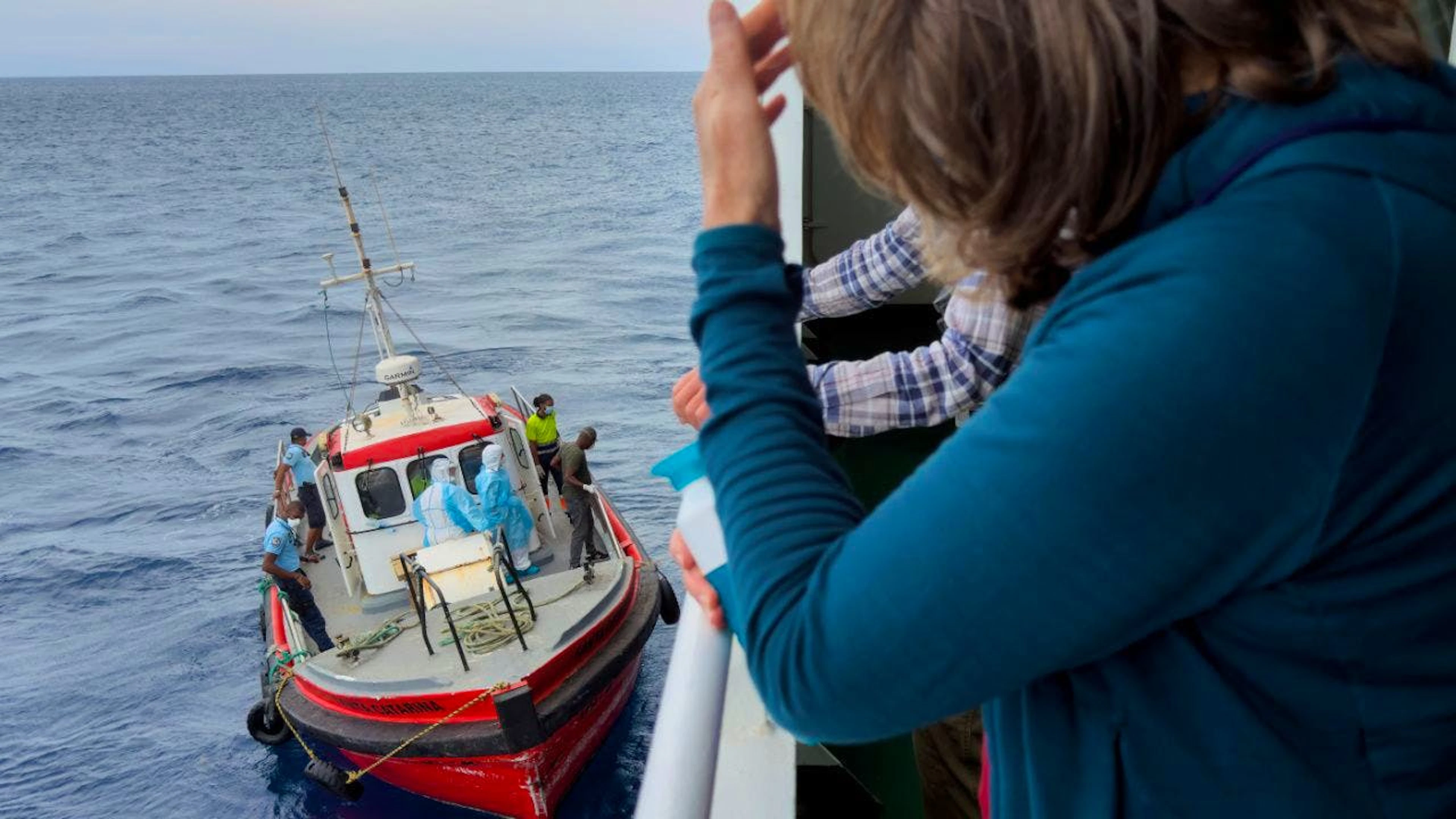 Des épidémiologistes abordent le «Hondius» au large de Praia, au Cap-Vert.
