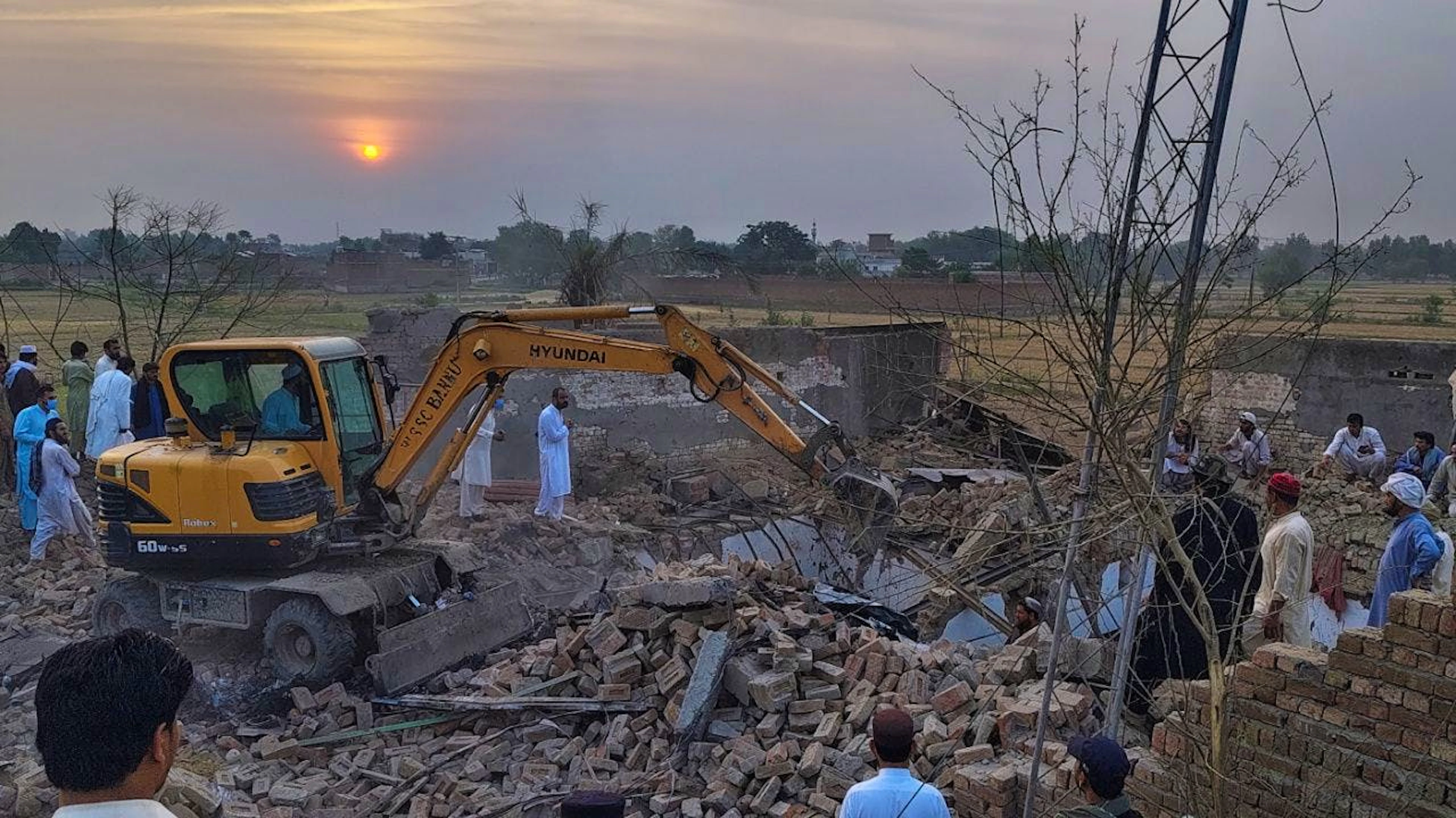 Aufräumarbeiten am Anschlagsort in Bannu. Foto: Aamad Khattak/AP/dpa