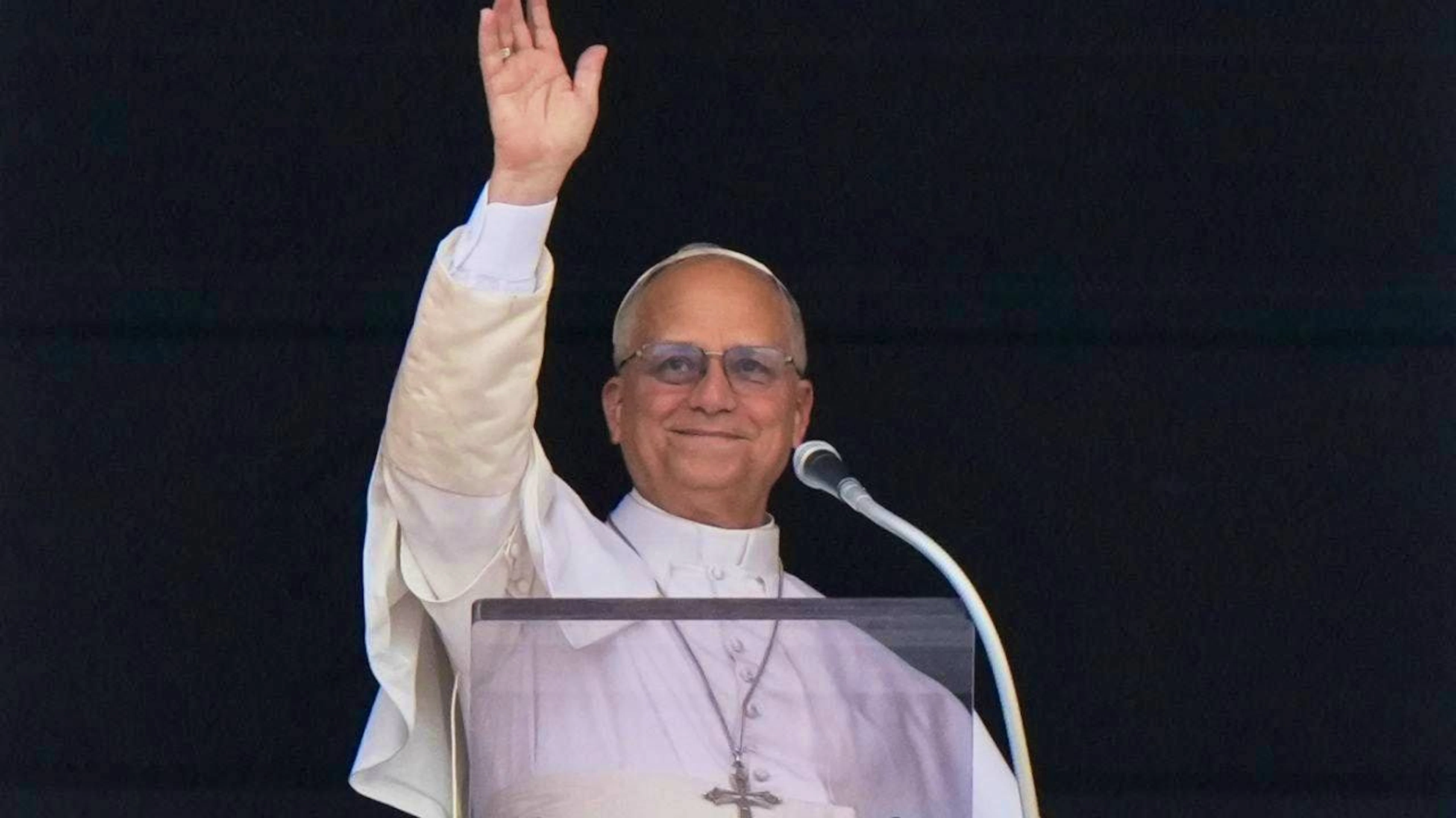 Pope Leo XIV gives his blessing. Photo: Andrew Medichini/AP/dpa