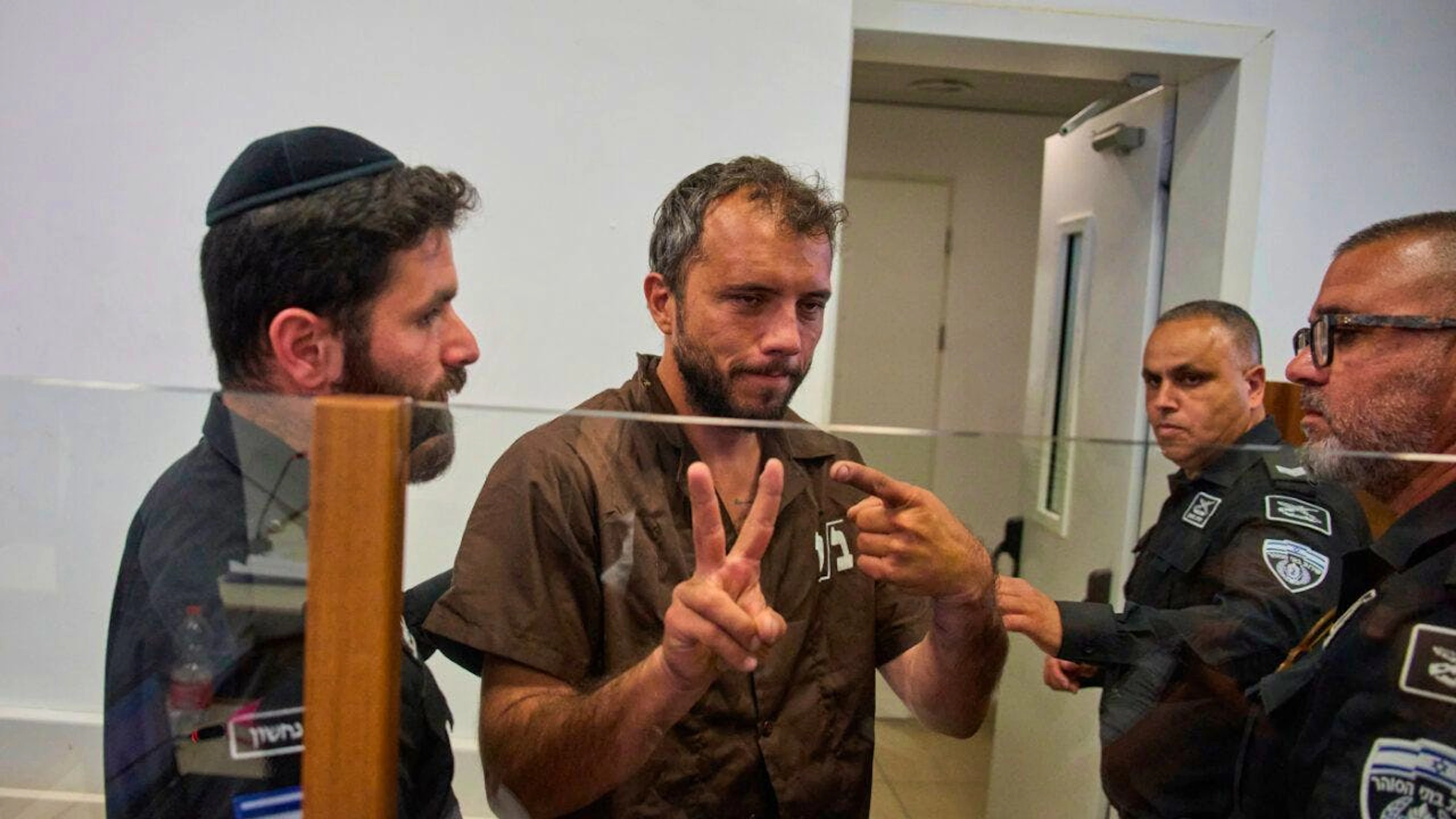 L'attivista brasiliano Thiago Ávila scortato in prigione dopo l'arresto lo scorso 3 maggio. (foto d'archivio)