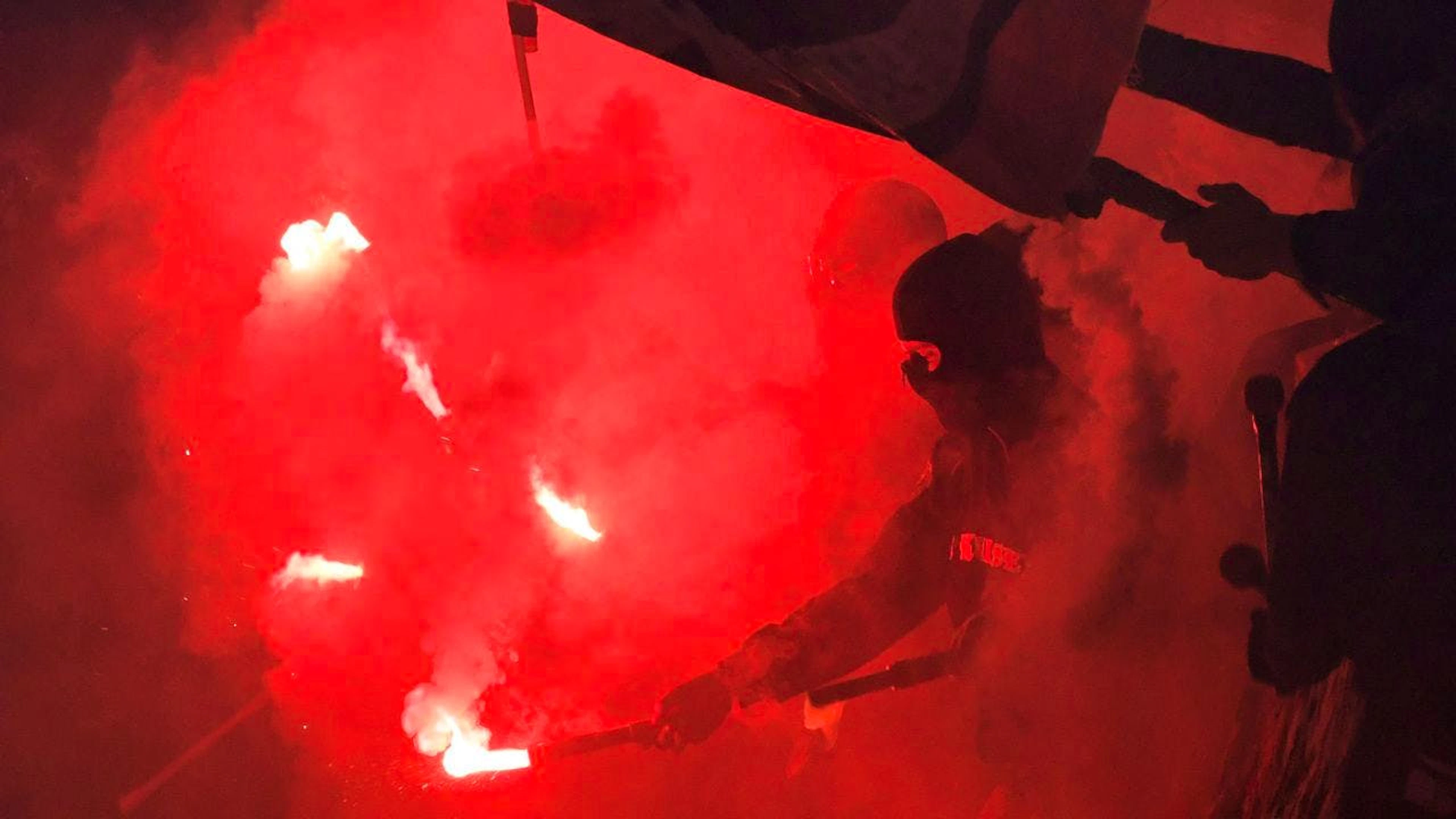 Beim Platzsturm in Prag kam auch Pyrotechnik zum Einsatz (Symbolbild)