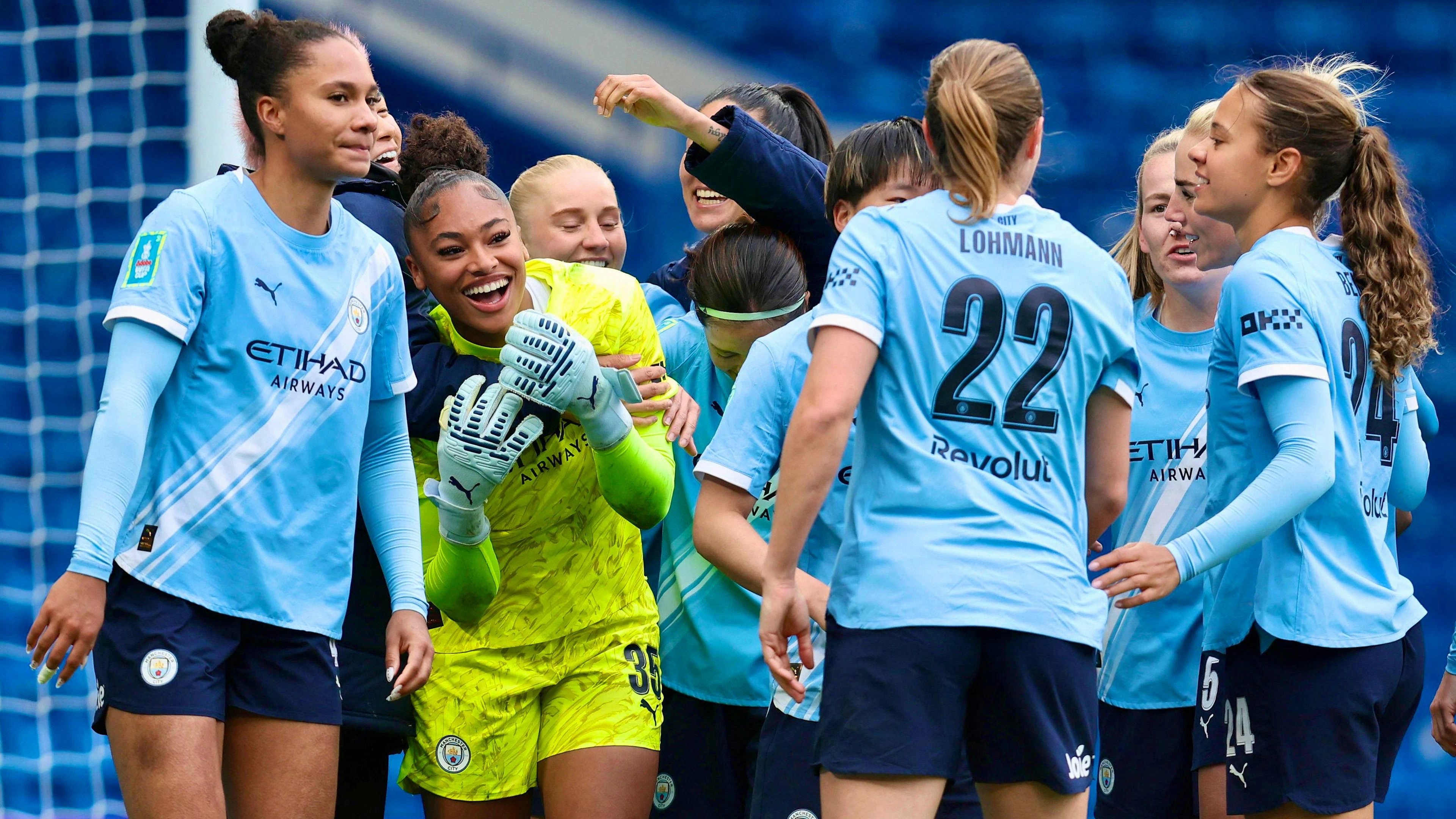Imane Beney (à droite) et Manchester City se sont qualifiés pour la finale de la Coupe d'Angleterre.