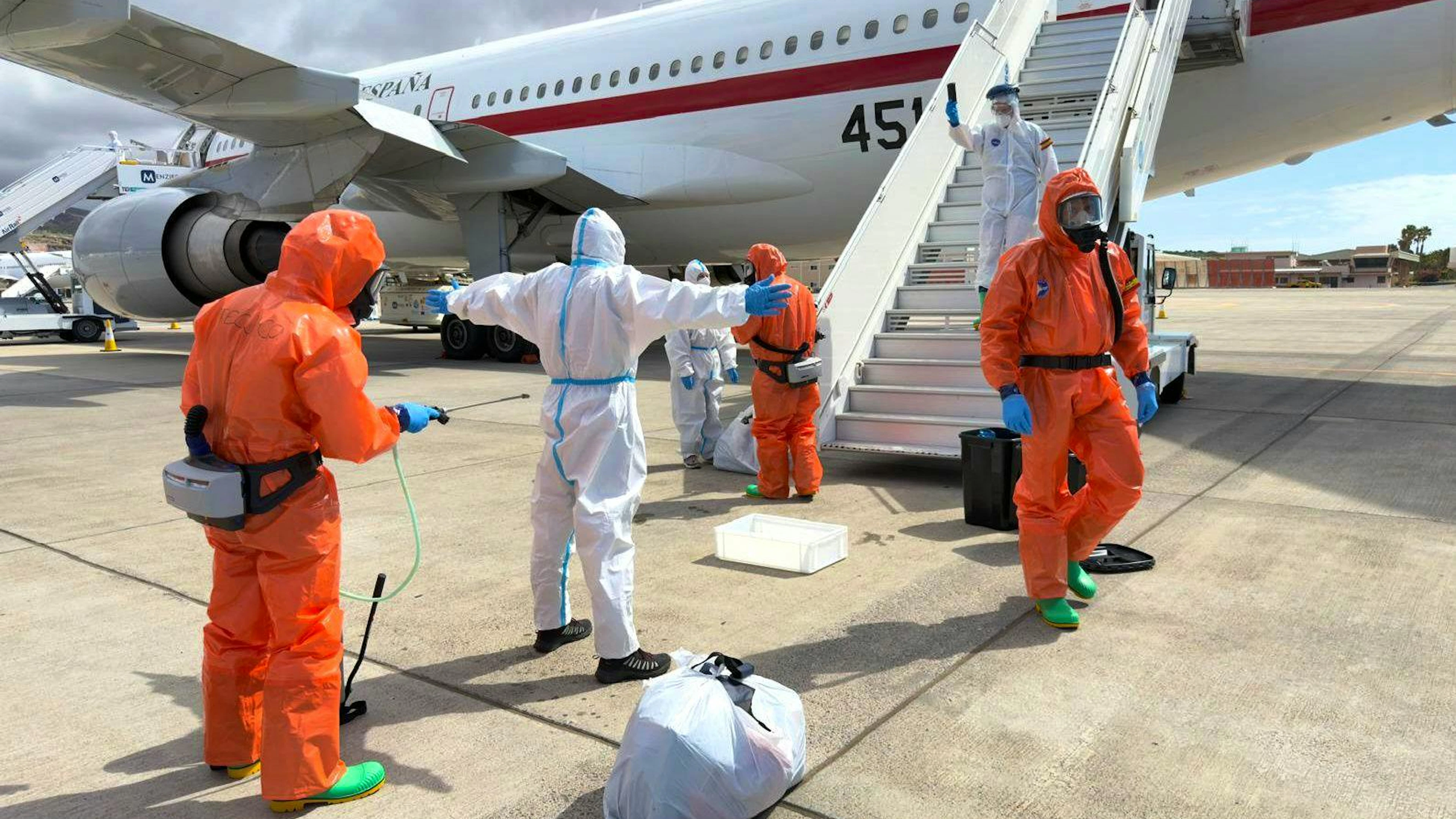 Ein spanischer Passagier der «Hondius» wird auf dem Flughafen in Teneriffa mit Desinfektionsmittel besprüht. (10. Mai 2026)