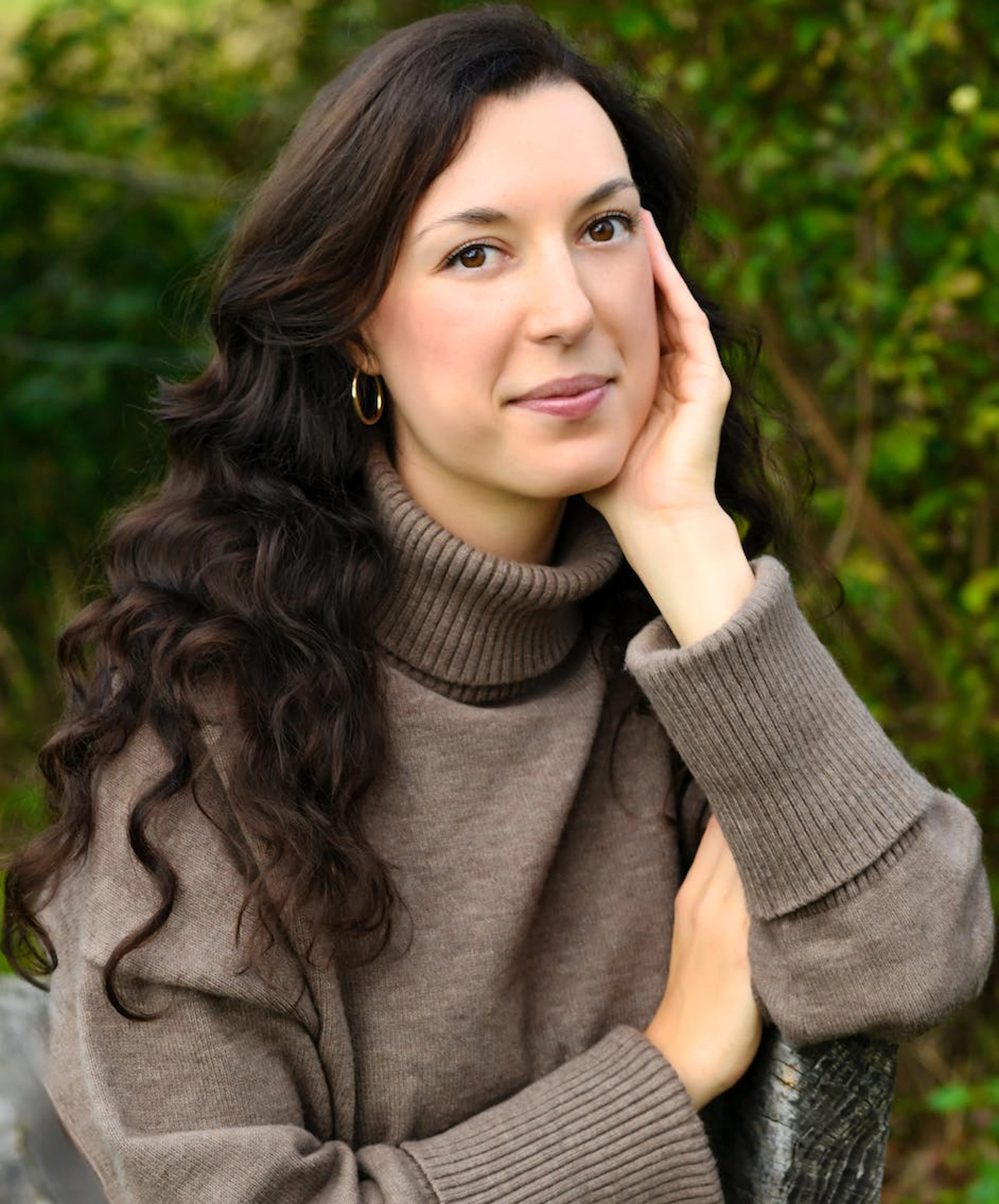 Wie lebt man weiter, wenn alles, was das eigene Leben ausmachte, plötzlich nicht mehr gültig ist? Marina Vidovic erzählt im Buch «Richtig im falschen Leben – Von Zufall und Herkunft» ihre  unglaubliche, aber wahre Geschichte über eine Embryonenvertauschung, die zwei Schwestern auf eine erschütternde Suche nach ihrer Identität führt.