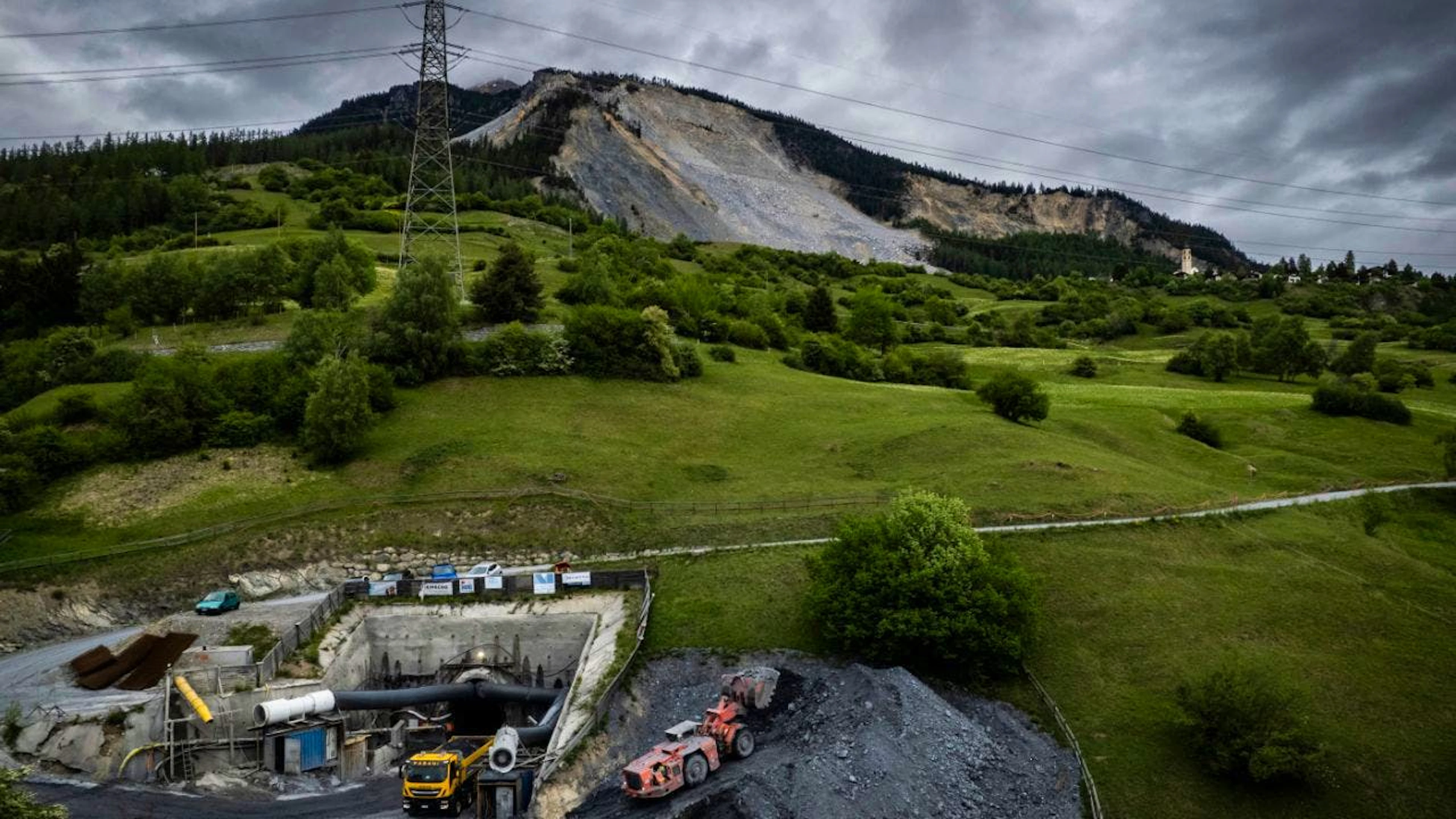 La construction d'une galerie de drainage au-dessous du village de Brienz (GR) doit s'achever mi-2027: elle a déjà permis de stabiliser le glissement de terrain qui menaçait le village.