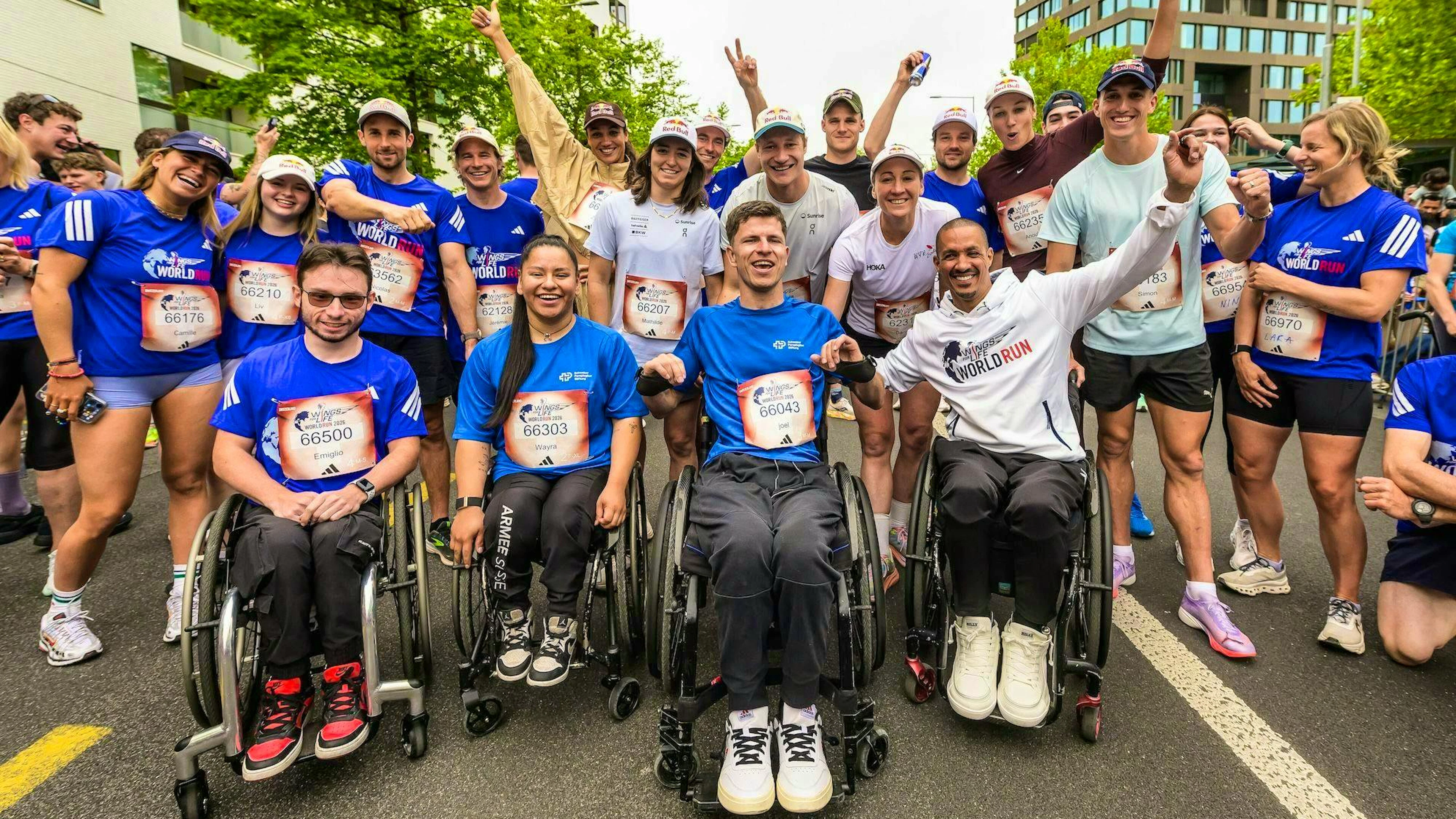 Dave Mzee (right in wheelchair) cheers with Marco Odermatt, Daniela Ryf, Simon Ehammer and co.