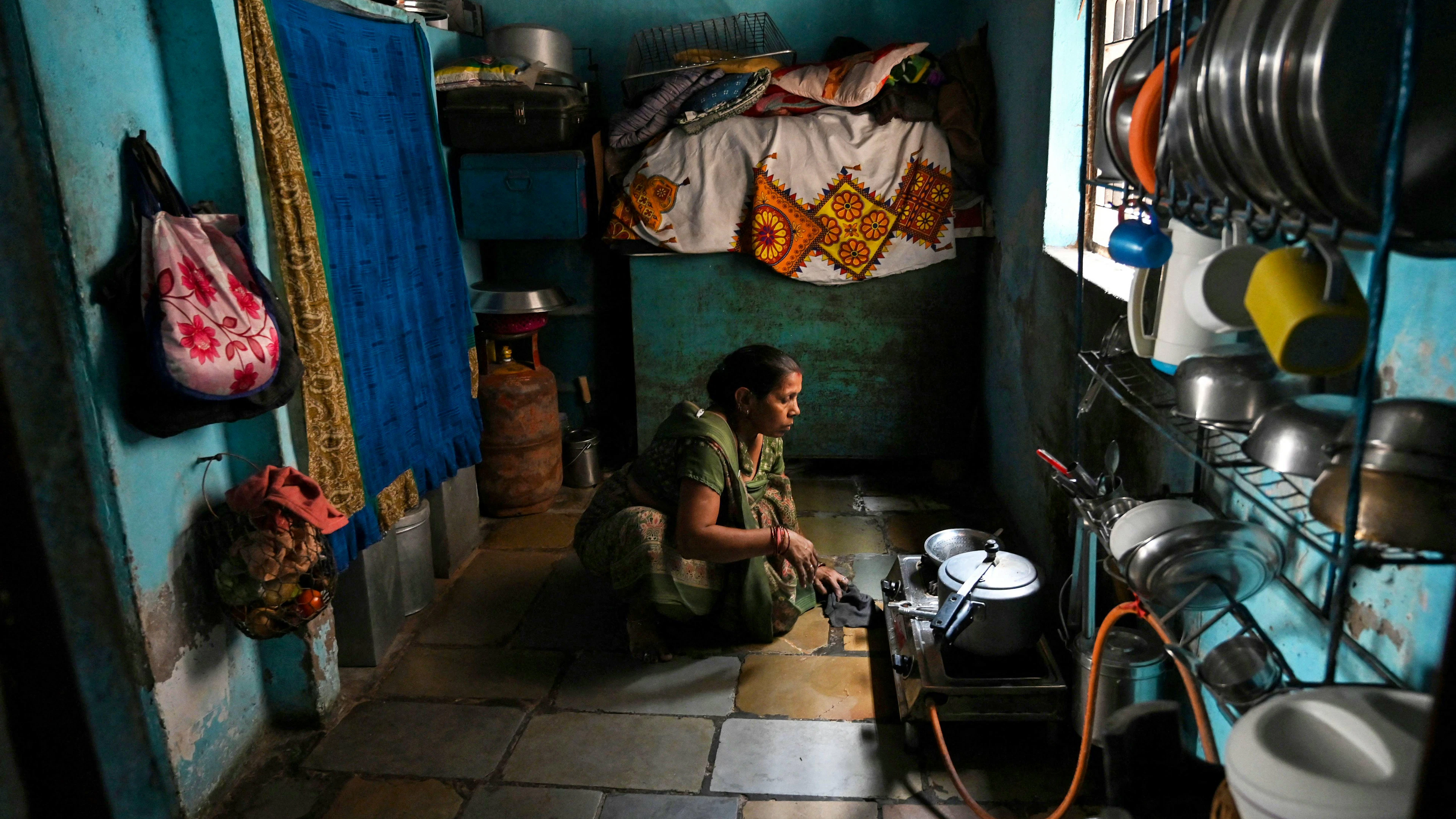 Cette photo prise le 28 avril 2026 montre Hasumati Parmar, souscriptrice d'une assurance contre la chaleur, en train de préparer un repas chez elle à Ahmedabad.