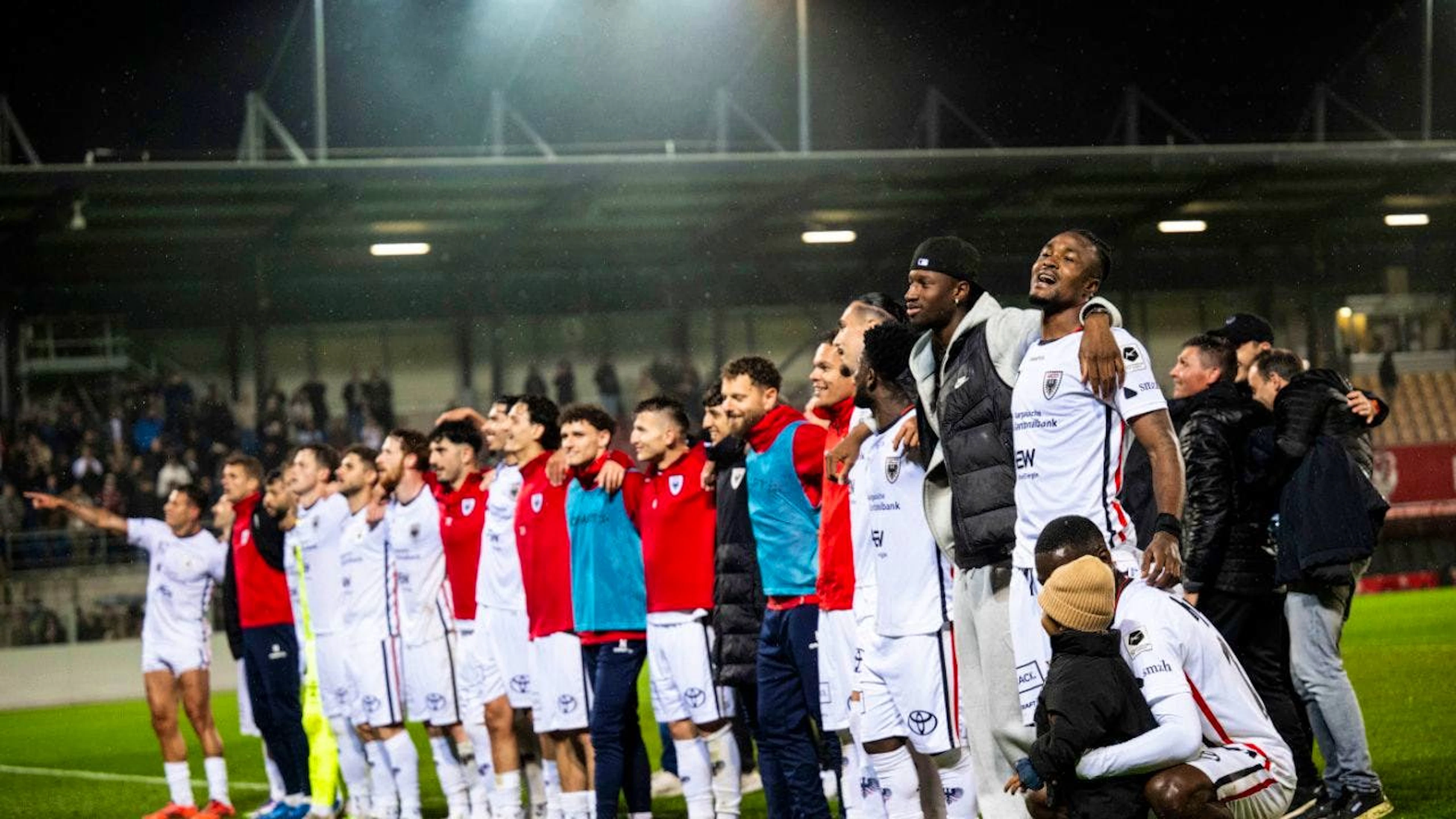 Innenverteidiger David Acquah (ganz rechts) lässt Aarau in Vaduz jubeln