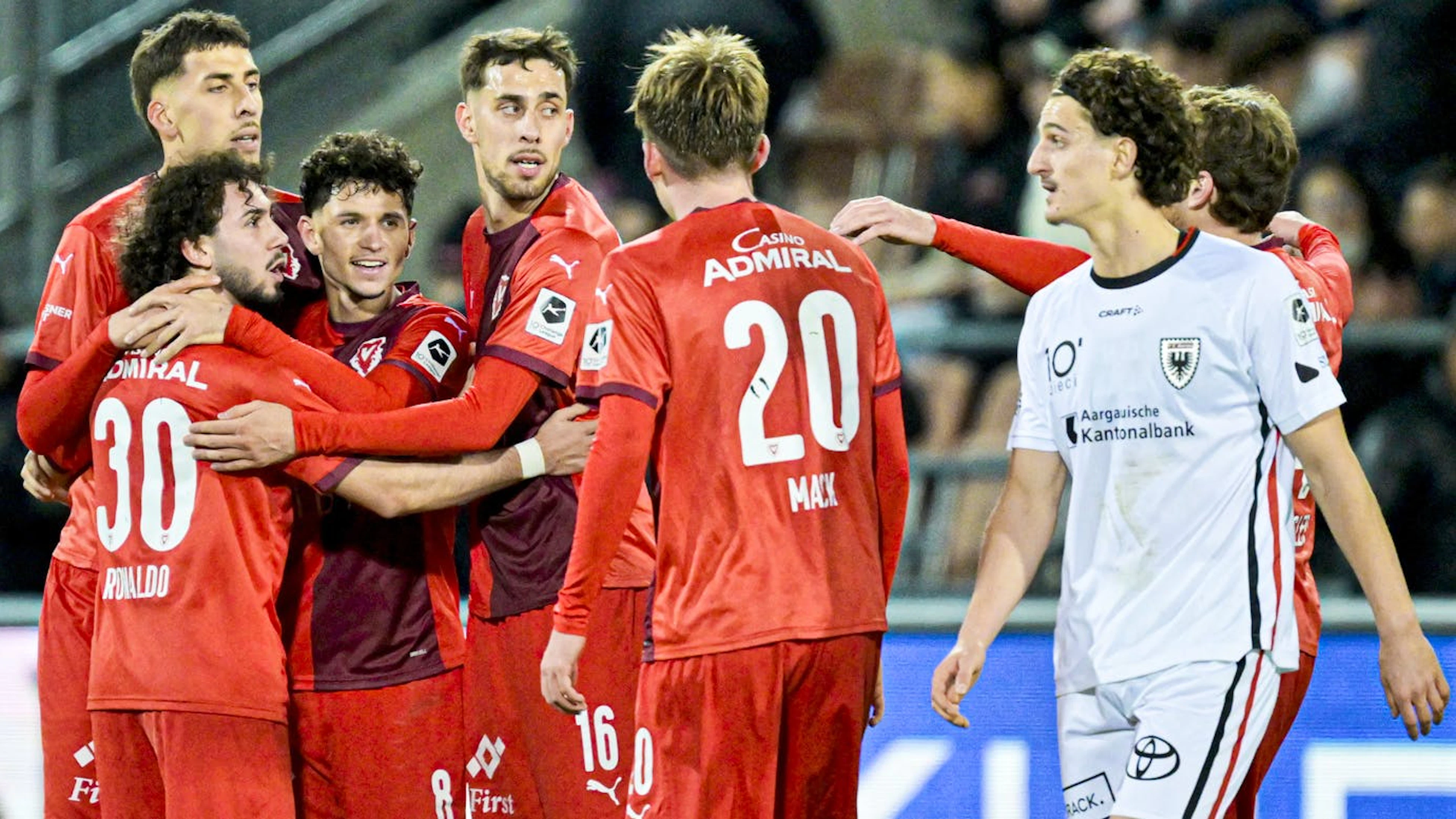 Vaduz devance Aarau de deux points.