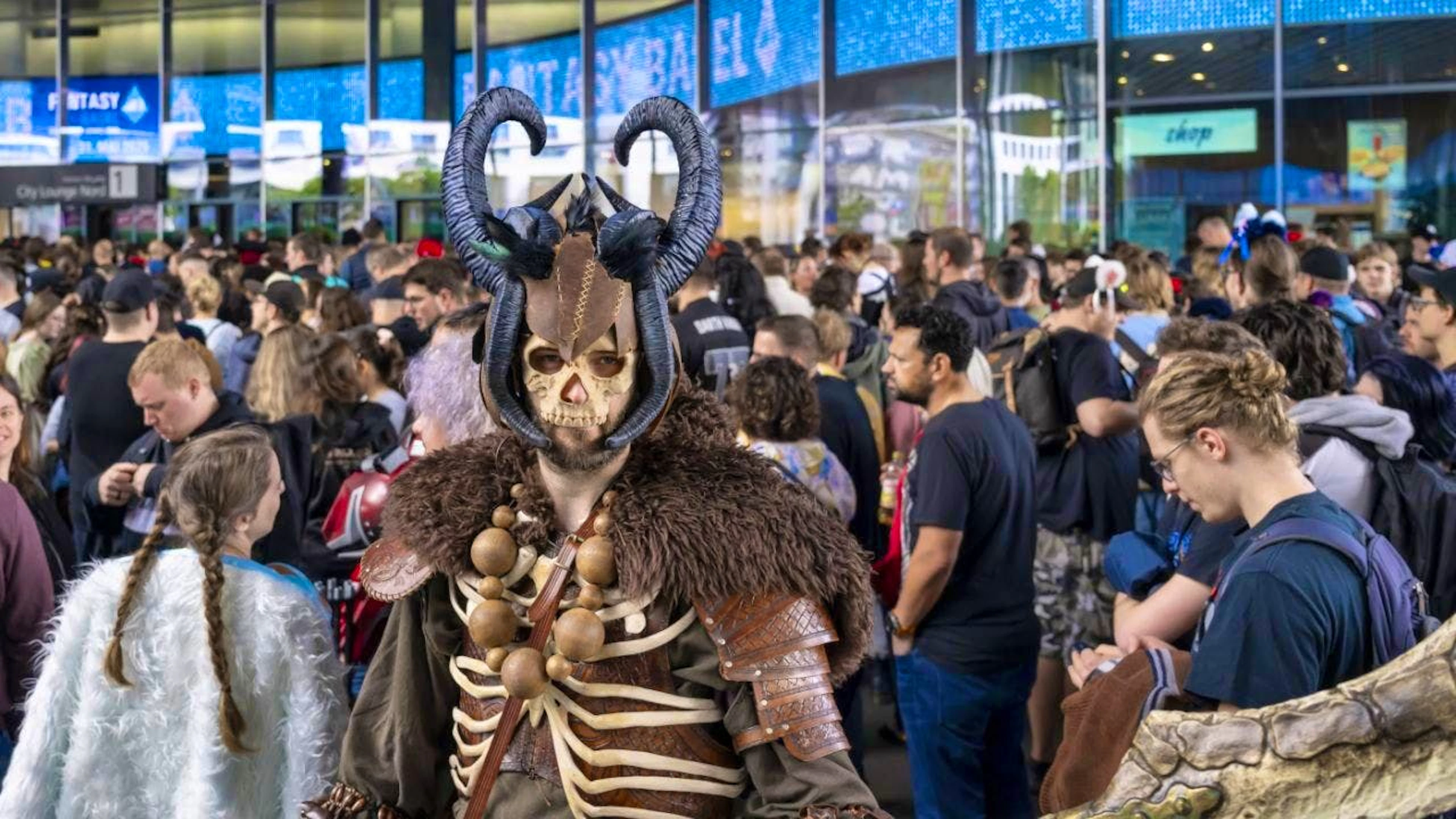 Every year, tens of thousands of fans of fantasy, science fiction, anime, games and cosplay flock to the exhibition halls in Basel to attend Switzerland's biggest comic convention. (archive picture)