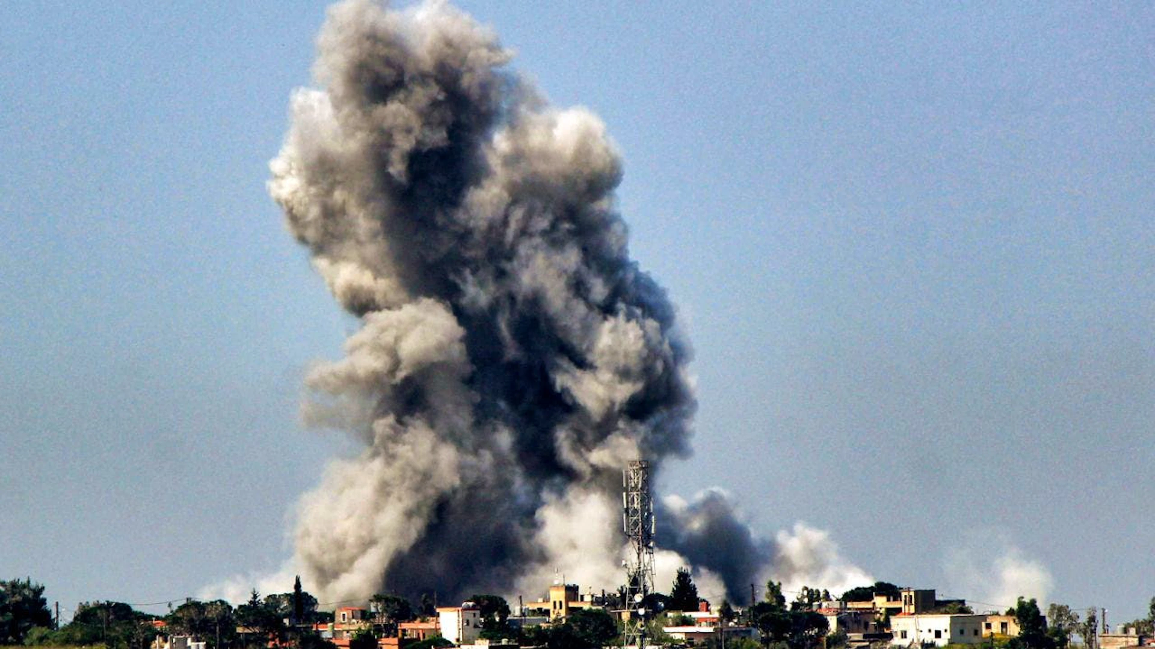 Rauchschwaden sind nach einem israelischen Luftangriff auf das südlibanesische Dorf Arnoun zu sehen. Foto: --/dpa