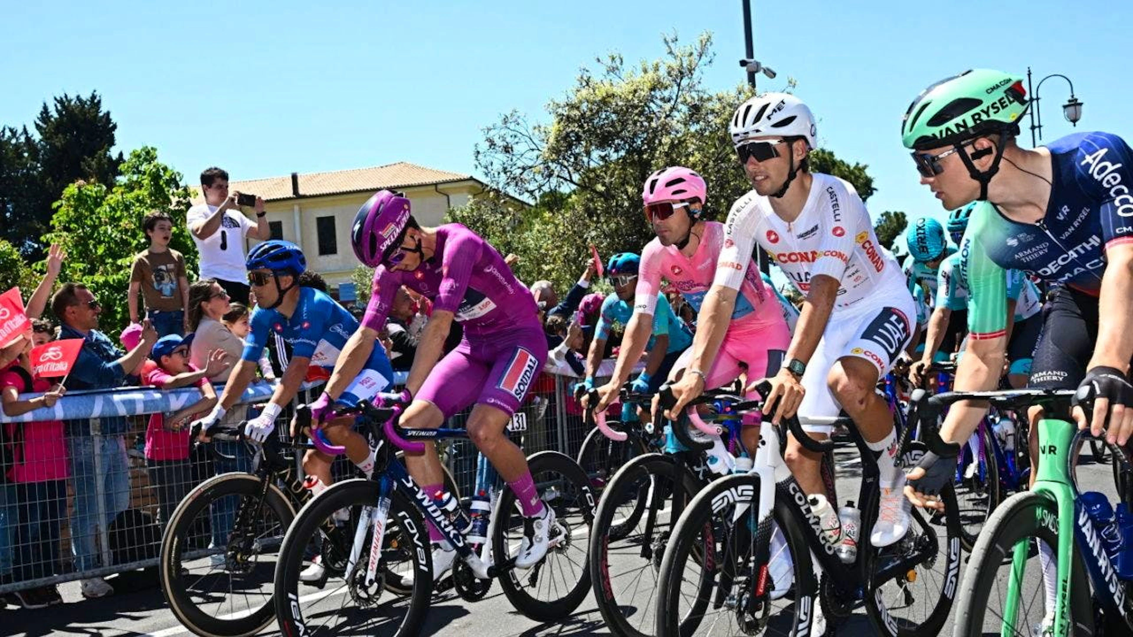 Jan Christen (en blanc) est en tête du classement du meilleur jeune, et à 4 secondes du maillot rose de Giulio Ciccone au soir de la 4e étape du Tour d'Italie.
