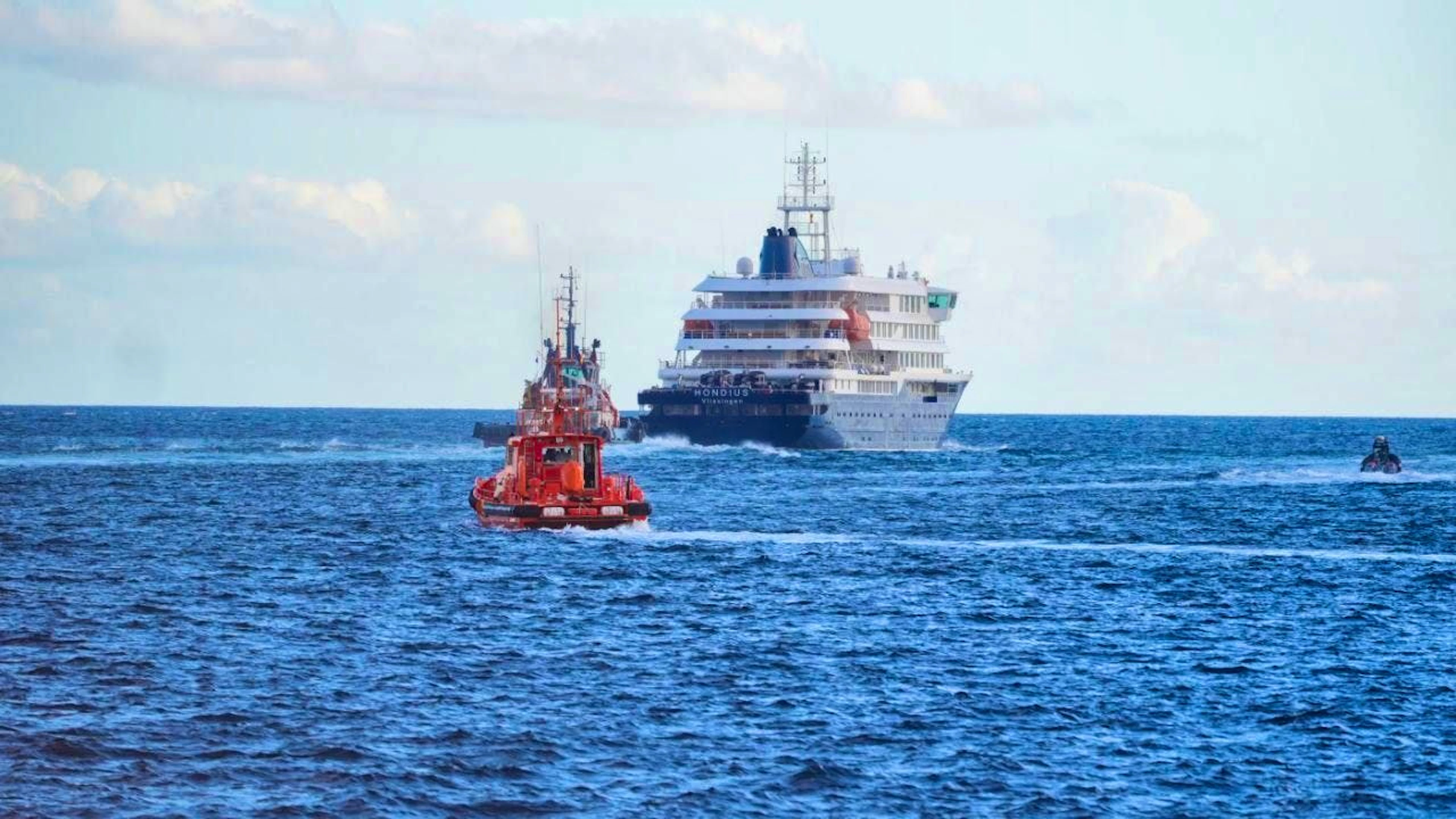 Rescue workers are on duty at the cruise ship "Hondius" near the port of Granadilla. Photo: Europa Press Canarias/EUROPA PRESS/dpa