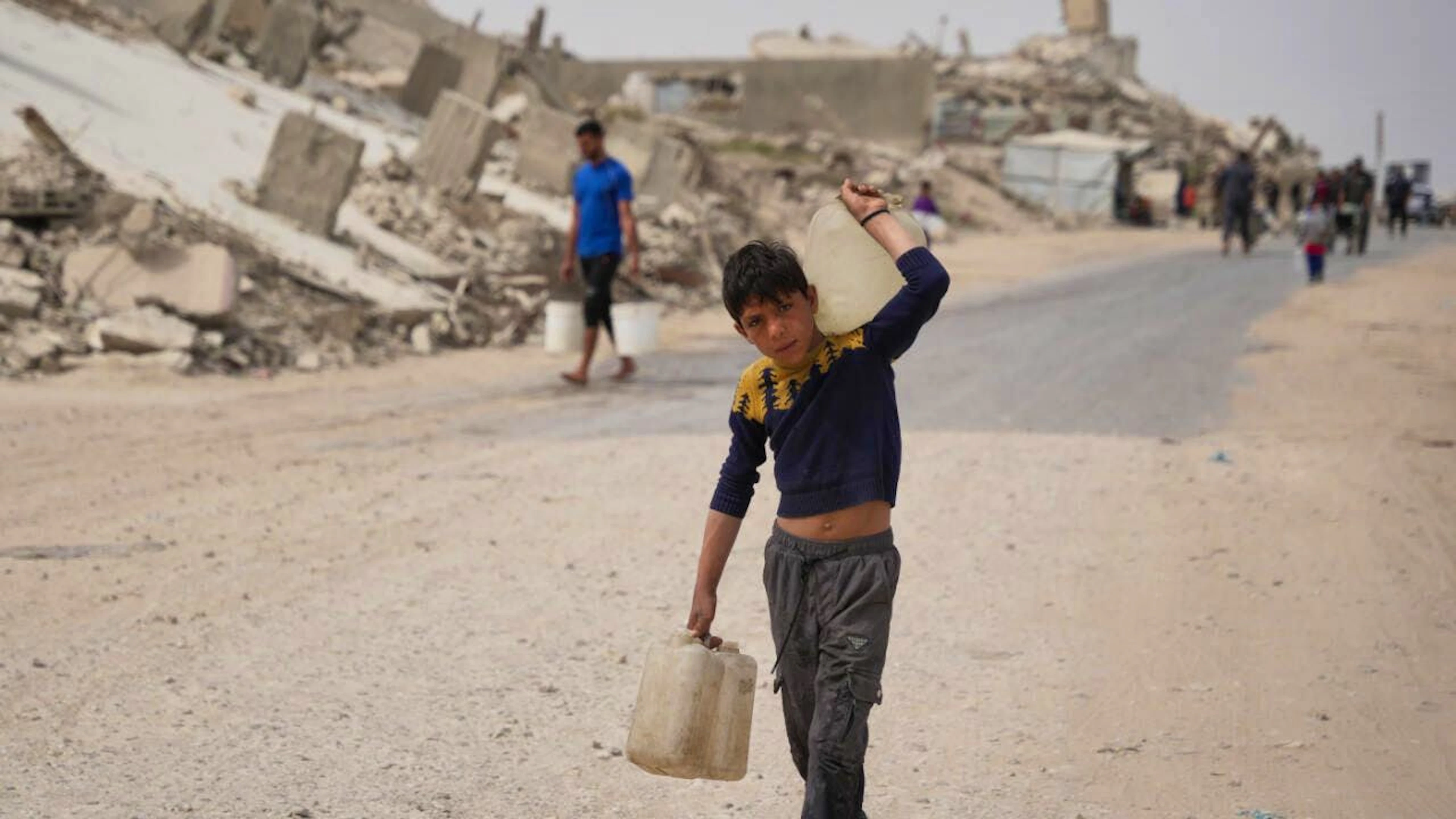 Un bambino trasporta acqua Gaza City