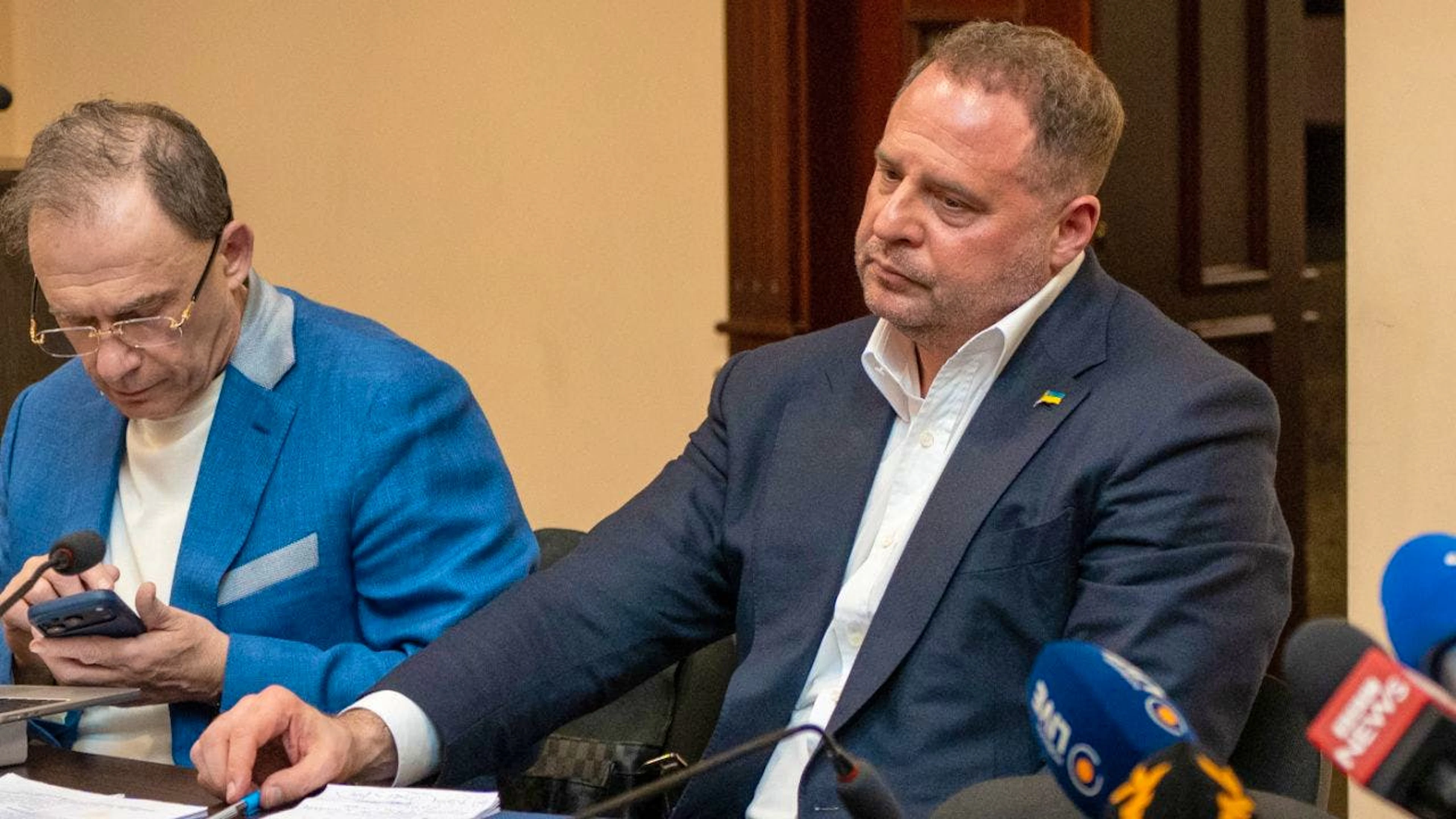 Andrij Jermak (r), früherer ukrainischer Präsidialamtschef, ist in einem Gerichtssaal in Kiew zu sehen. Foto: Dan Bashakov/AP/dpa