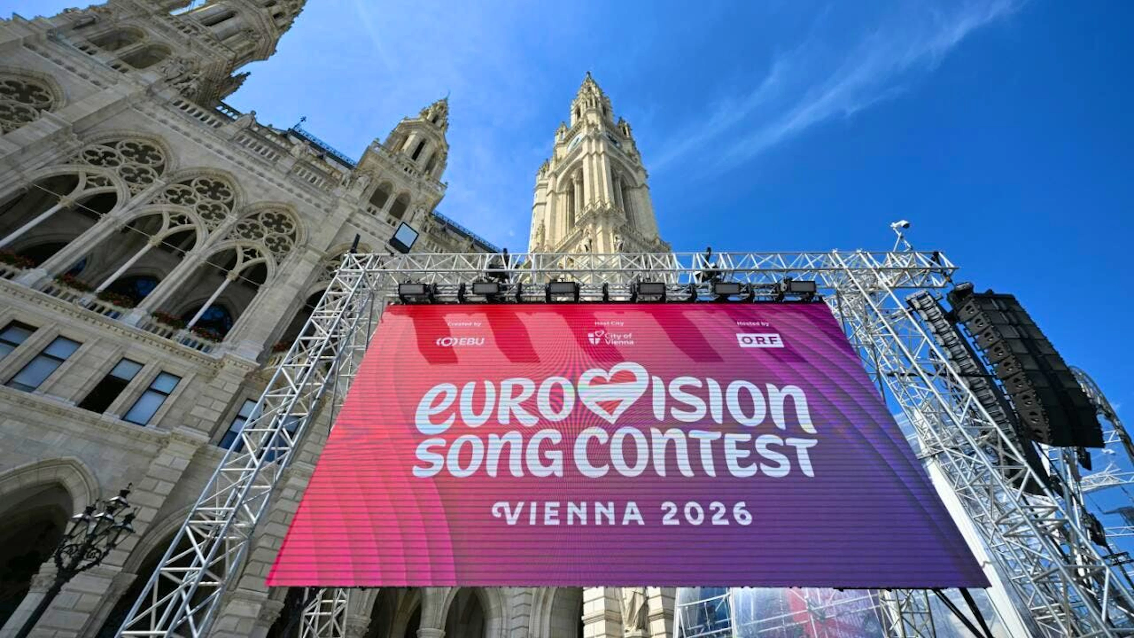 Wegen des Wetterumschwungs werden weniger Besucherinnen und Besucher im Eurovision-Village vor dem Wiener Rathaus erwartet. (Archivbild)