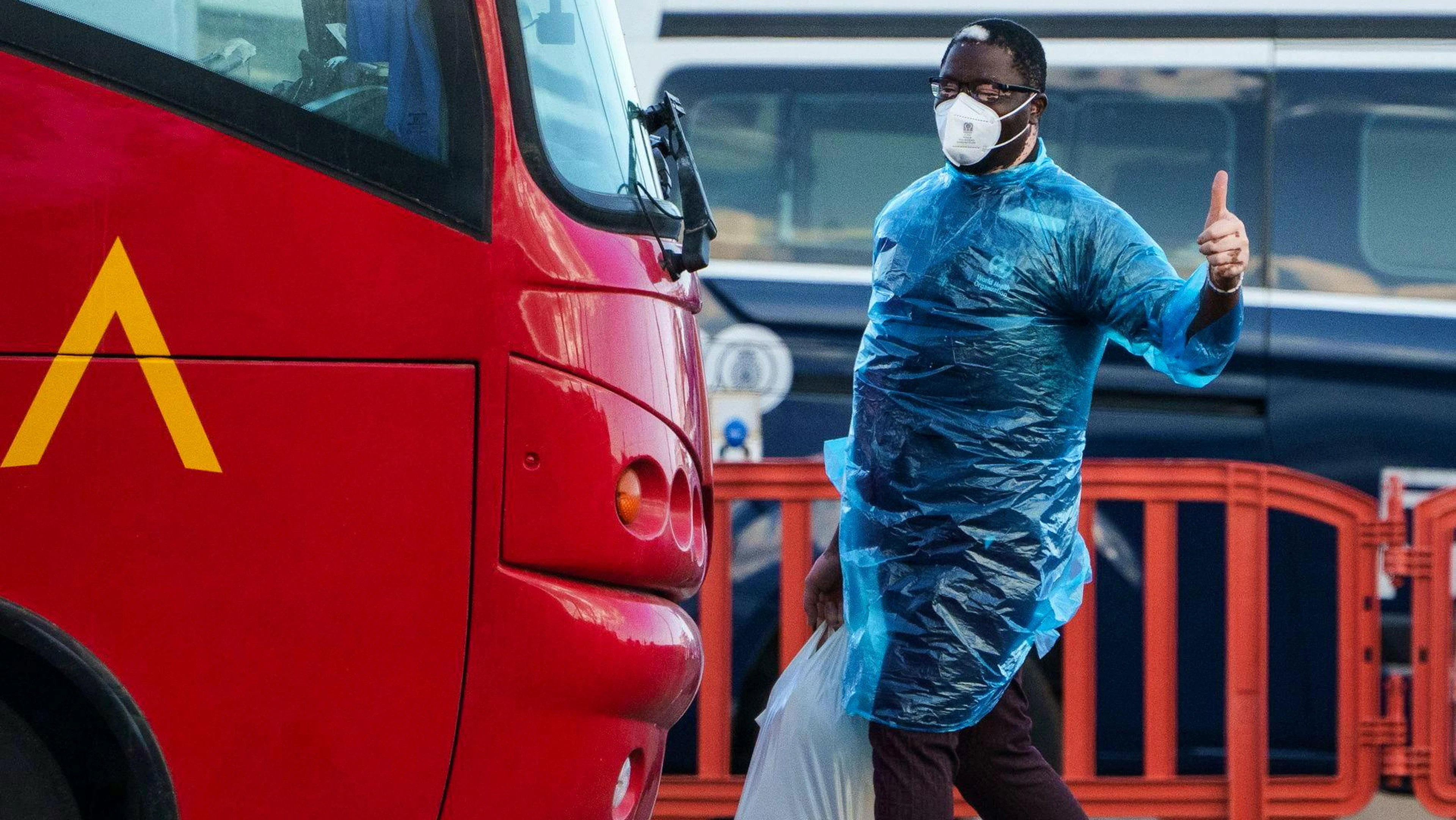 Une personne lève le pouce alors que les passagers du paquebot MV Hondius sont transportés en bus vers l'aéroport de Ténérife Sud depuis le port de Granadilla de Abona, à Ténérife, en Espagne, le 11 mai 2026.