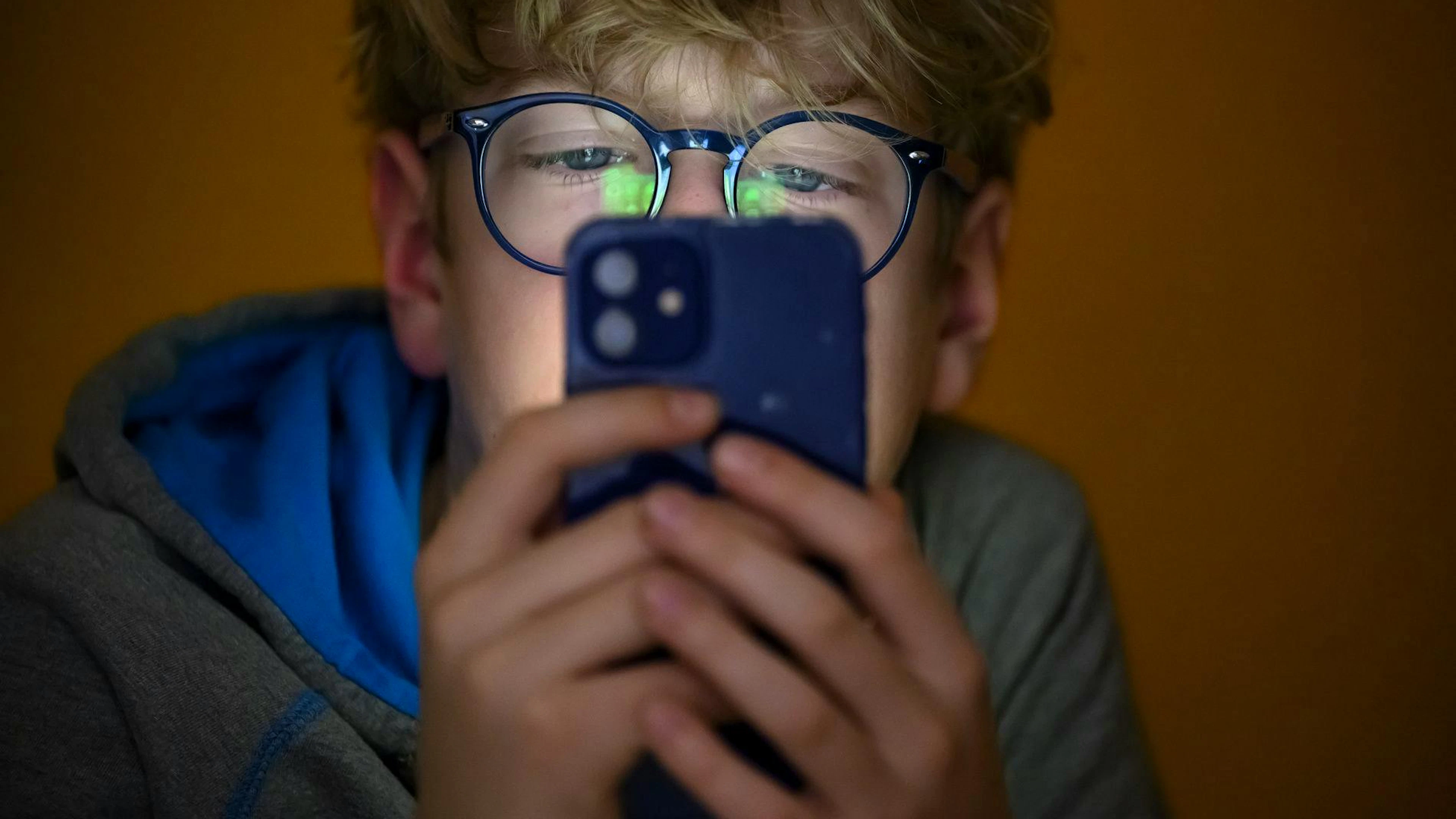 Pour le Conseil fédéral, une interdiction générale de vente de smartphones et d'abonnements téléphoniques aux mineurs de moins de 12 ans constitue notamment une atteinte importante à l'autonomie des parents en matière éducative.