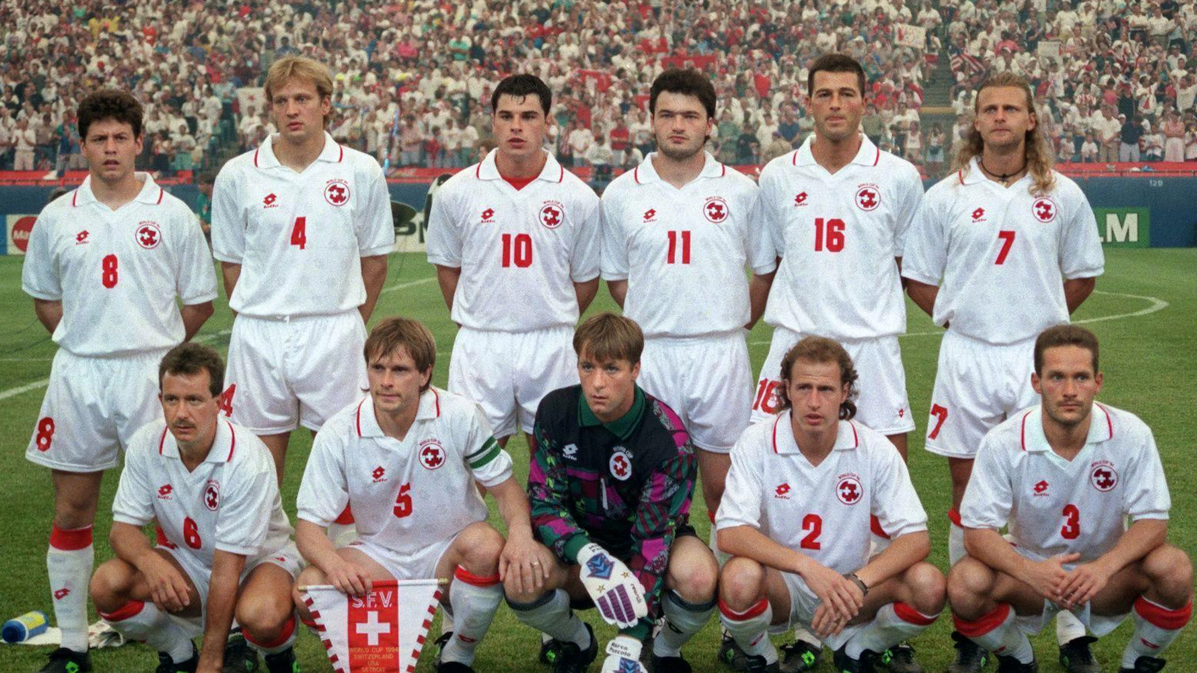 Die Nati vor dem Spiel gegen die USA: Hinten v.l.n.r.: Christophe Ohrel, Dominique Herr, Ciriaco Sforza, Stephane Chapuisat, Thomas Bickel, Alain Sutter. Vorne v.l.n.r.: Georges Bregy, Alain Geiger, Torhüter Marco Pascolo, Marc Hottiger und Yvan Quentin.