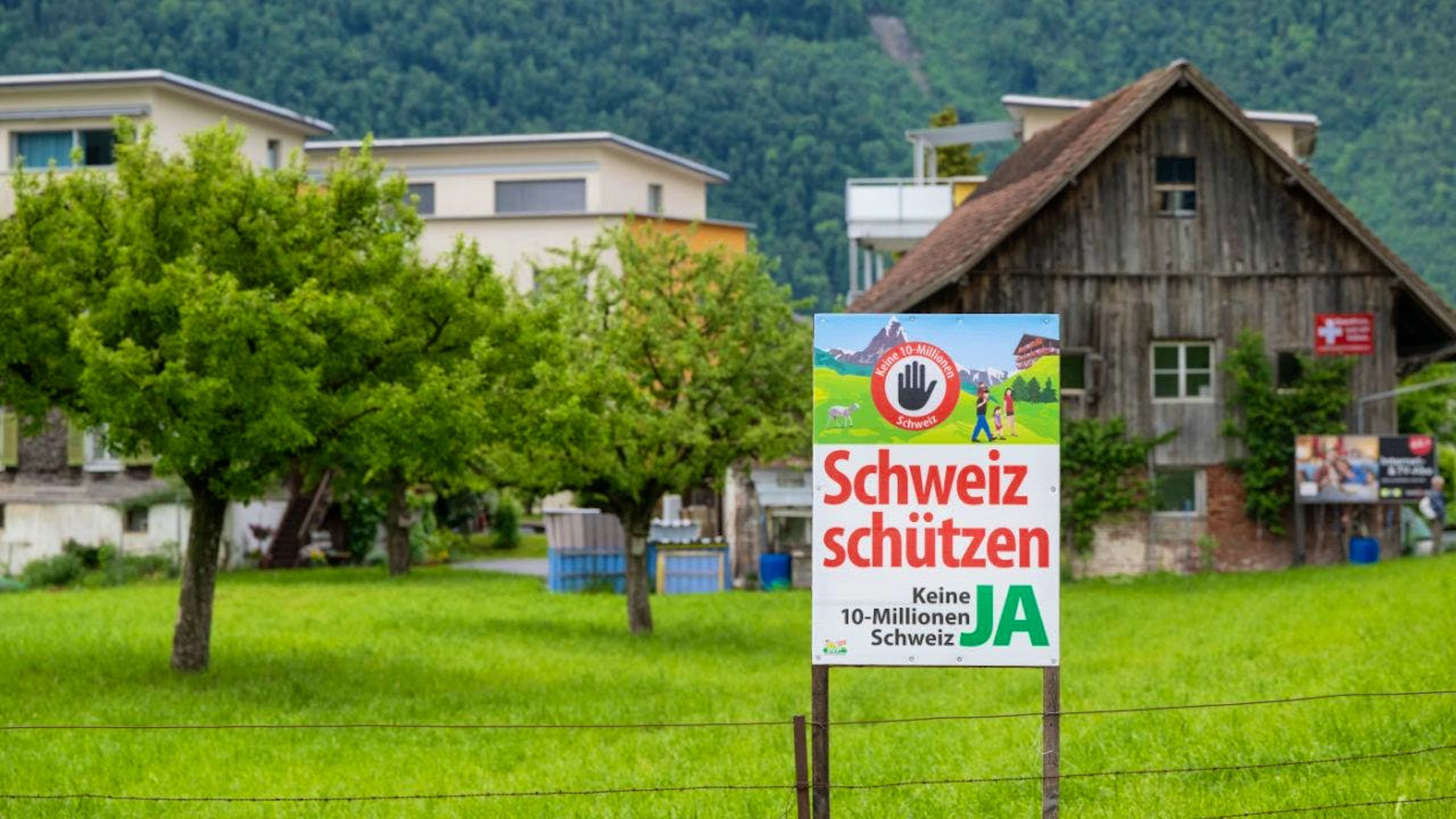 Secondo lo studio la limitazione della popolazione residente permanente della Svizzera a 10 milioni di abitanti avrebbe conseguenze di vasta portata per l'economia, le assicurazioni sociali e le relazioni bilaterali con l'UE. (Foto simbolica)