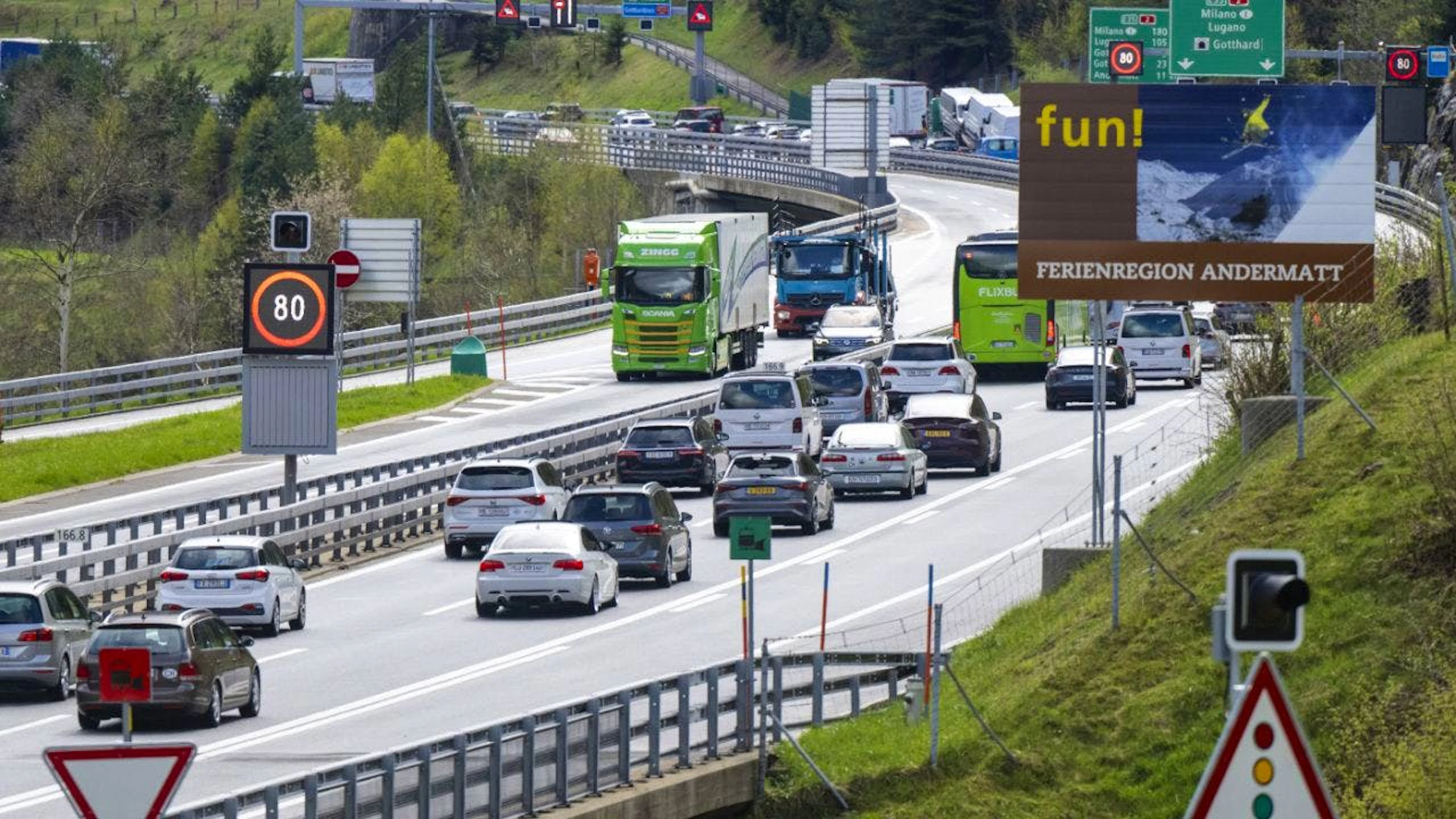 A l'entrée nord du portail du Gothard à Göschenen (UR), le bouchon atteignait 10 kilomètres mercredi après-midi (archives).