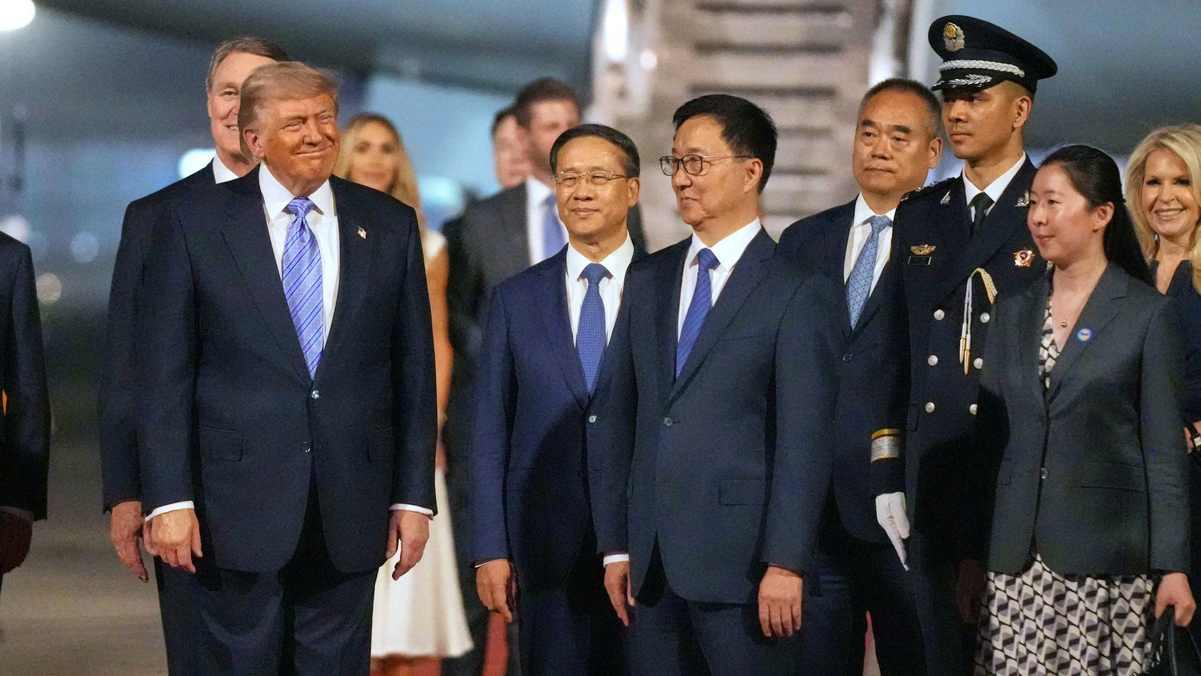 Il presidente Donald Trump si ferma a salutare il vicepresidente cinese Han Zheng durante una cerimonia di benvenuto mercoledì 13 maggio 2026 all'Aeroporto Internazionale di Pechino.