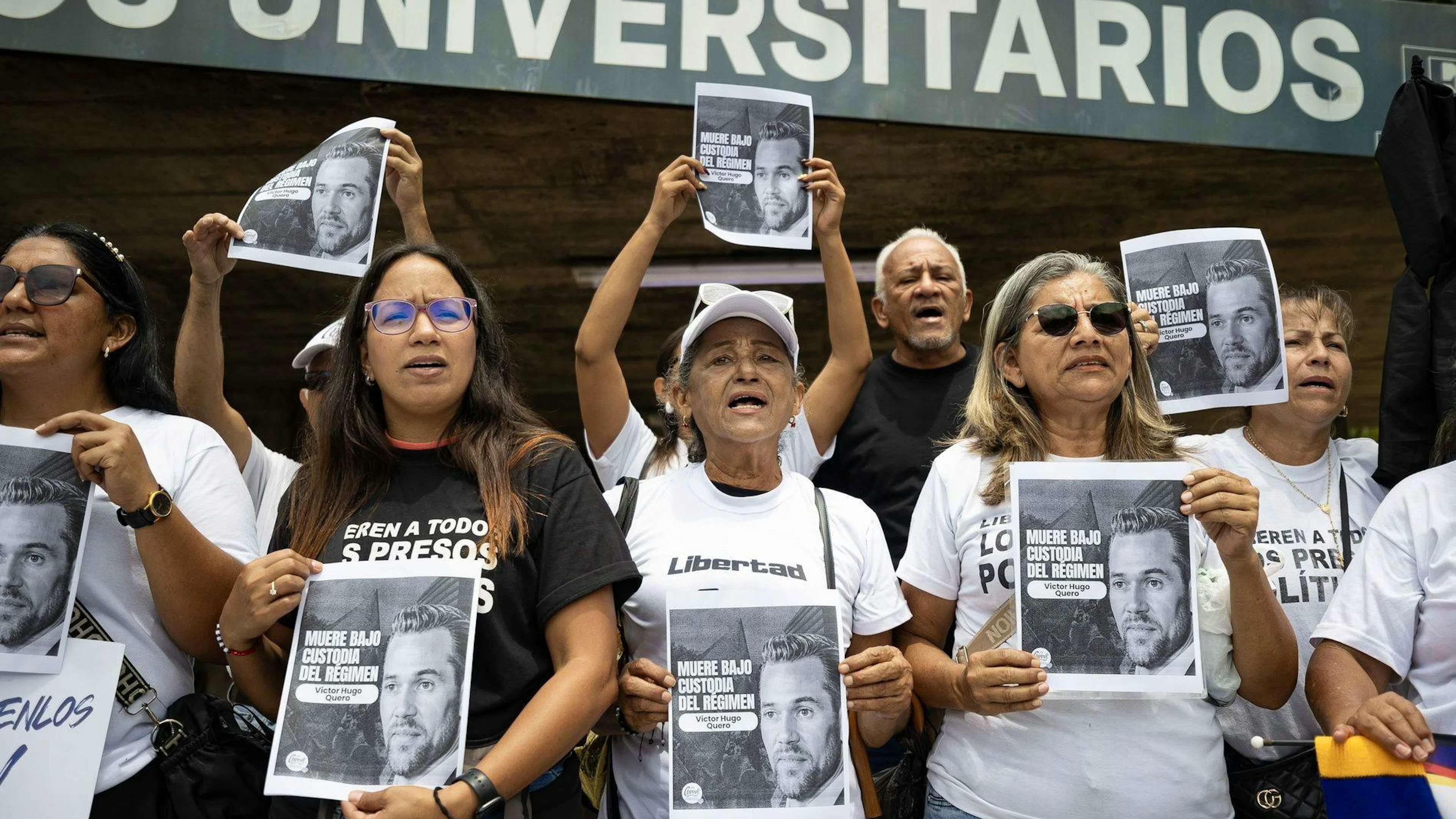 epa12954643 Des étudiants et des proches de prisonniers politiques brandissent des pancartes lors d'une manifestation à Caracas, au Venezuela, le 13 mai 2026. EPA/RONALD PENA R