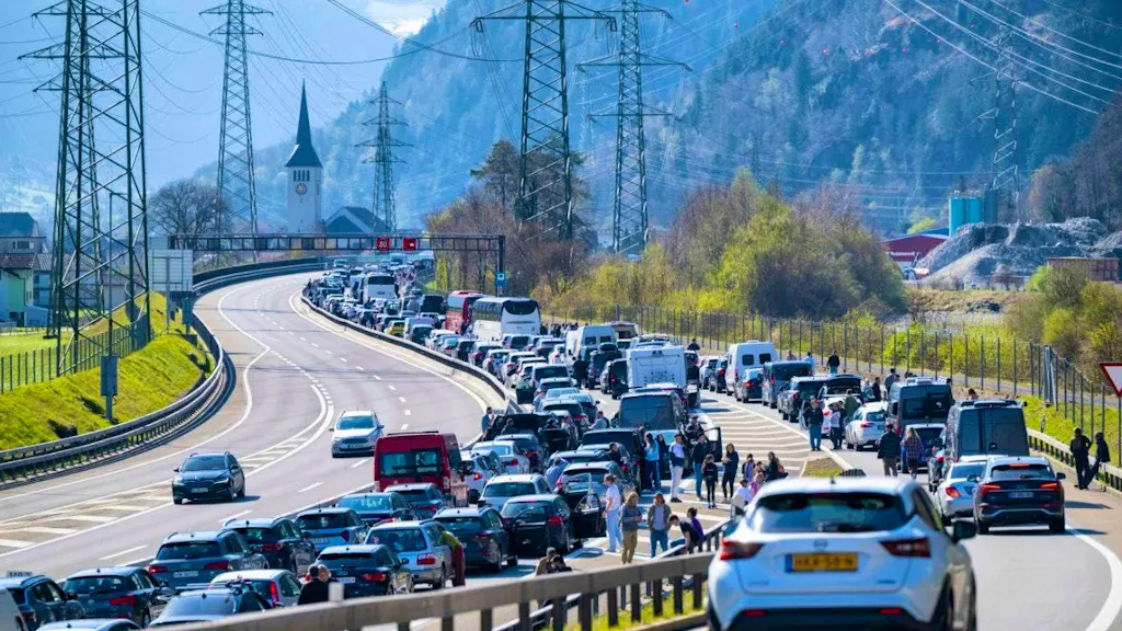 Southbound traffic jams in front of the Gotthard tunnel