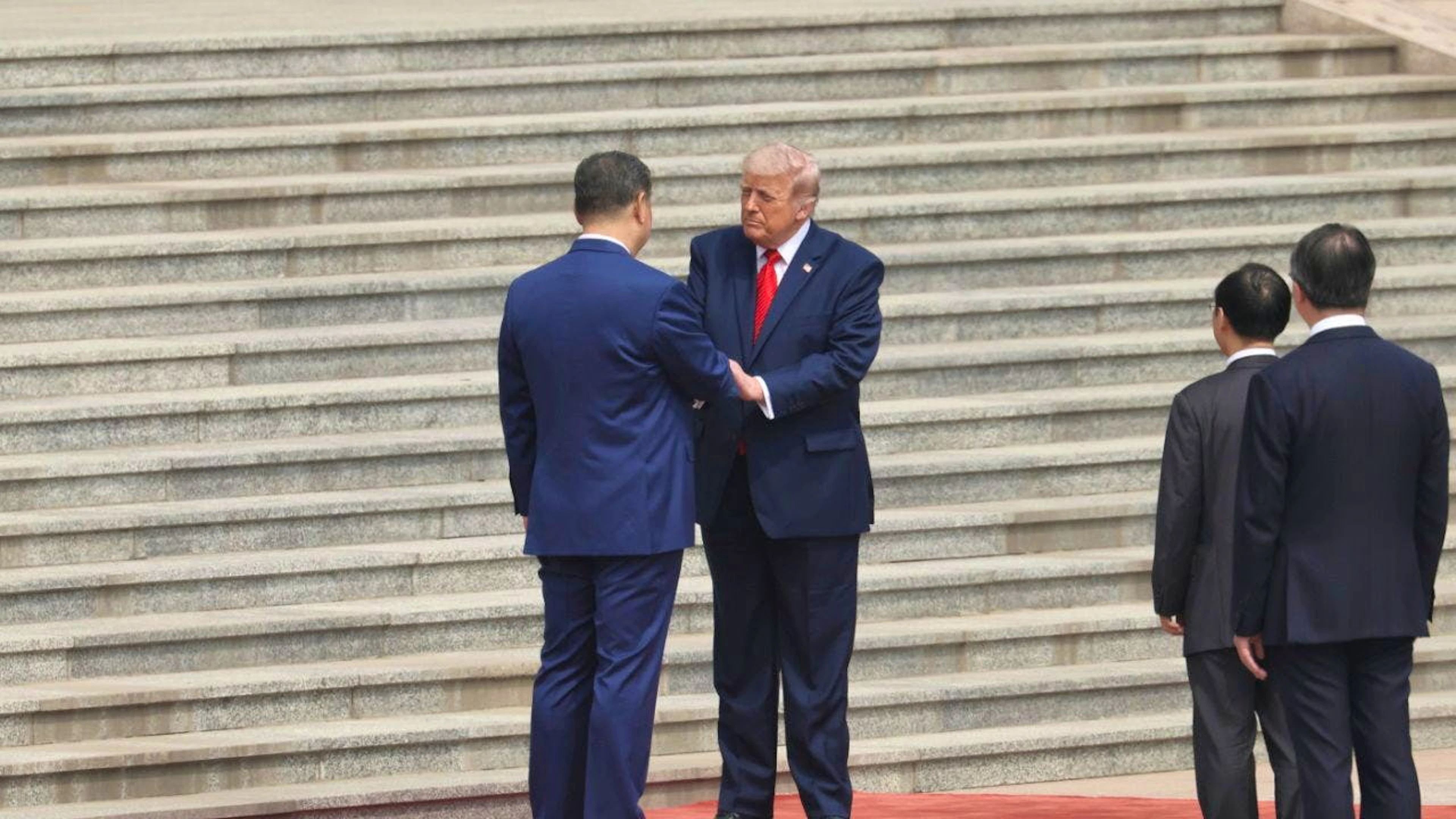Xi Jinping et Donald Trump se sont serré la main au bas des marches du palais du Peuple, à Pékin, à côté de l'immense place Tiananmen.
