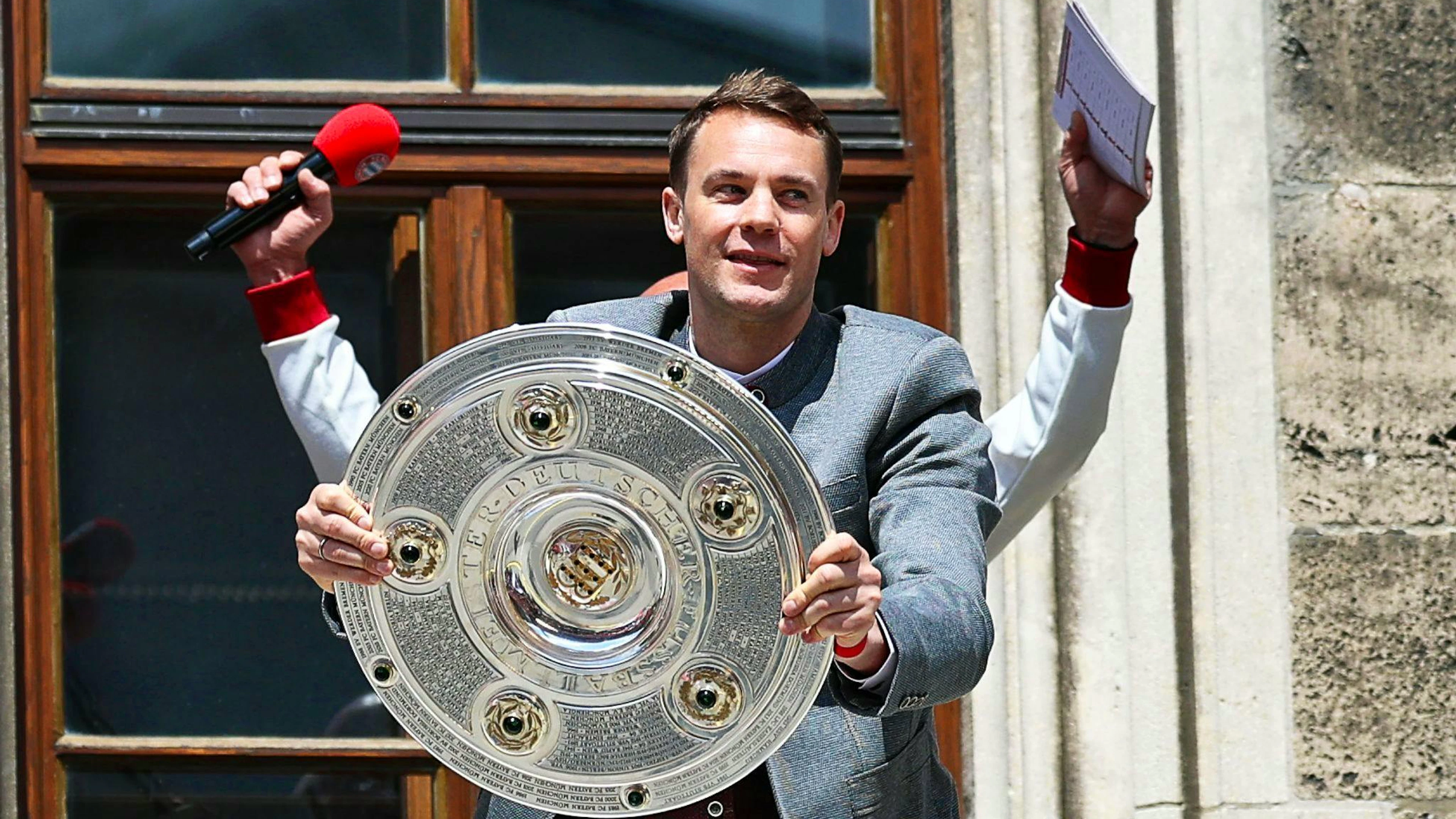 Ein gewohntes Bild: Manuel Neuer mit der Meisterschale auf dem Münchner Rathausbalkon. (Archivbild)