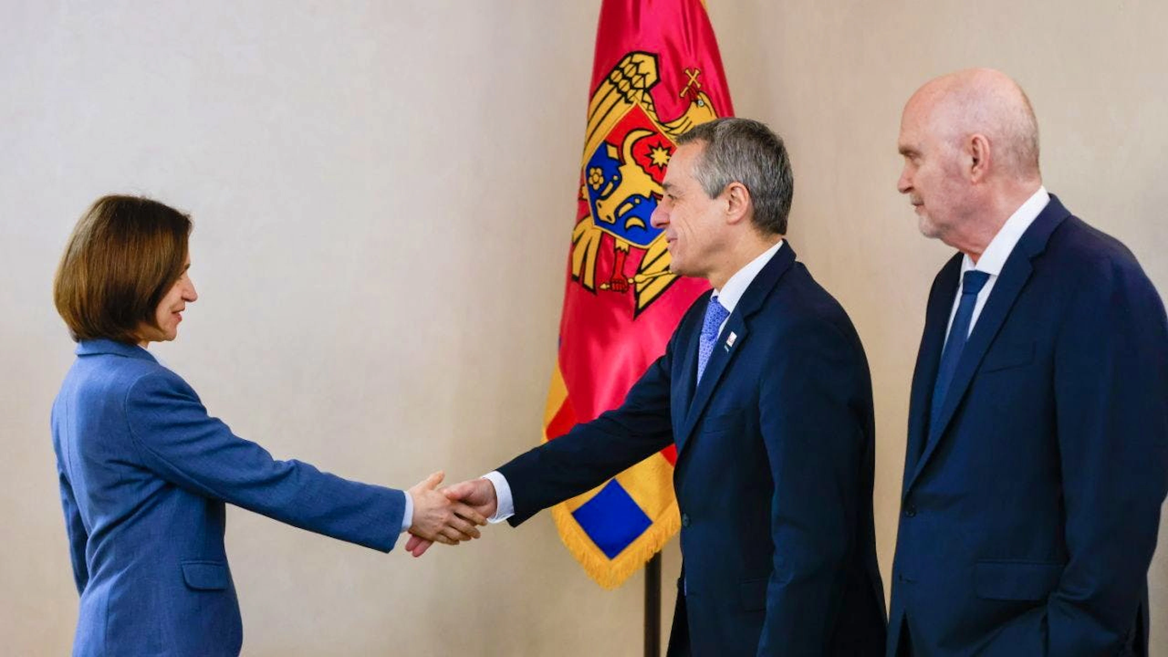 La présidente moldave Maia Sandu accueille le conseiller fédéral Ignazio Cassis, président en exercice de l'OSCE, et le secrétaire général de l'organisaiton Feridun Sinirlioglu.