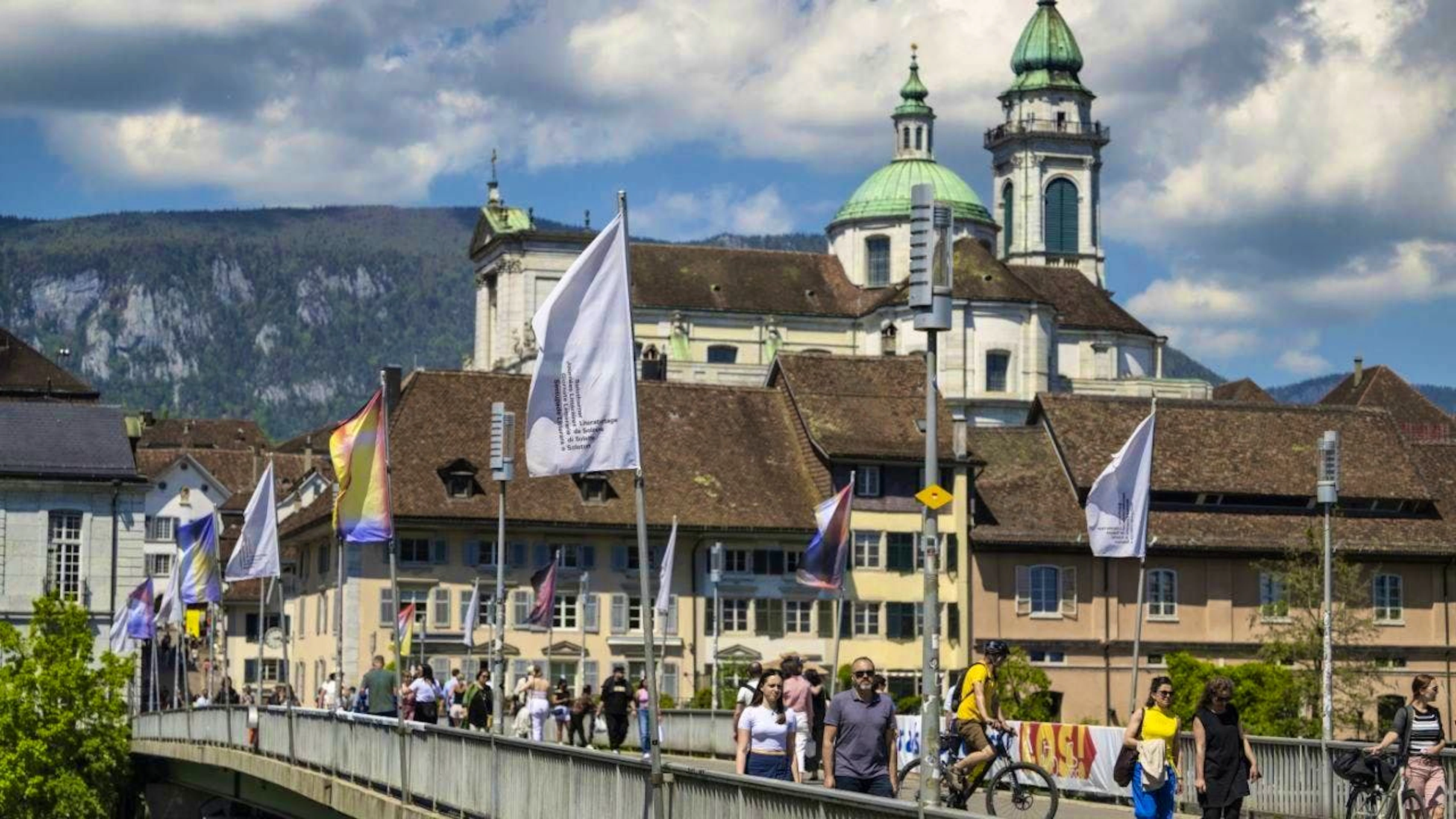 The flags of the Solothurn Literature Days are fluttering on the Kreuzackerbrücke in Solothurn. Until Sunday, the city on the River Aare is celebrating literature, both Swiss and international - and invites you to discover new perspectives through literature. (archive picture)