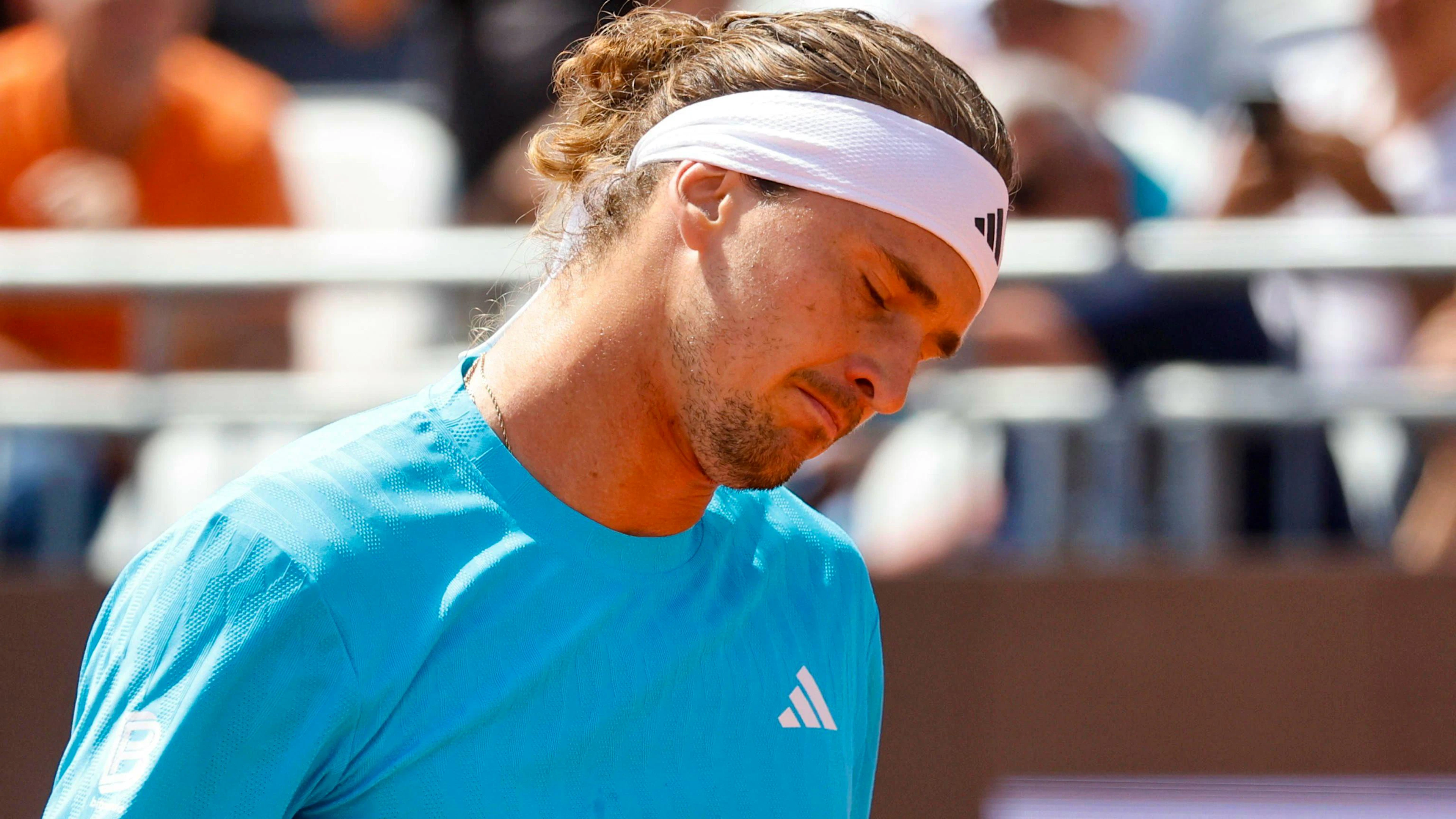 epa12950505 Alexander Zverev of Germany reacts during his men's singles round of 16 match against Luciano Darderi of Italy at the Italian Open tennis tournament in Rome, Italy, 12 May 2026.  EPA/FABIO FRUSTACI