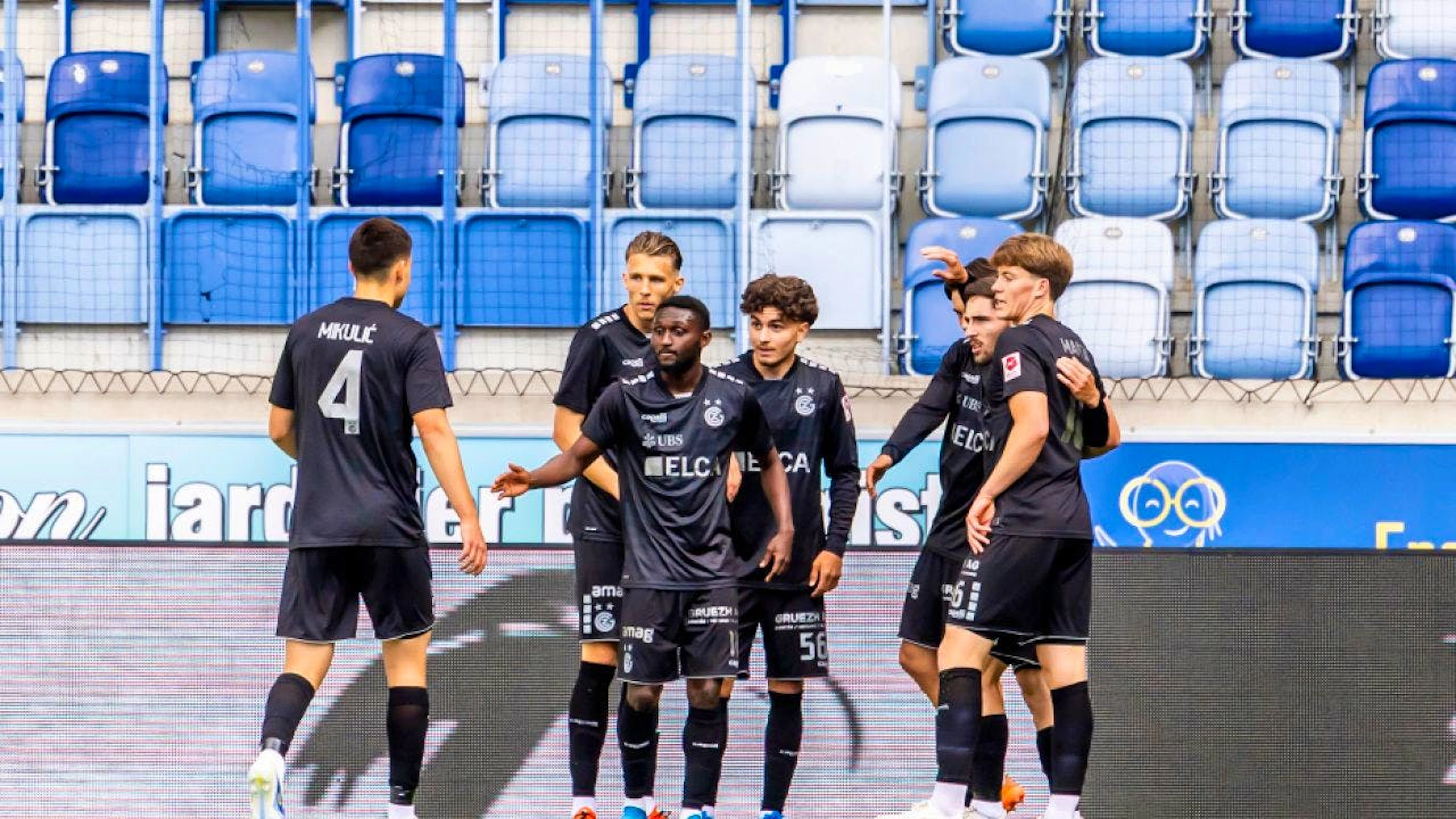 Die Spieler von GC feiern vor leeren Rängen