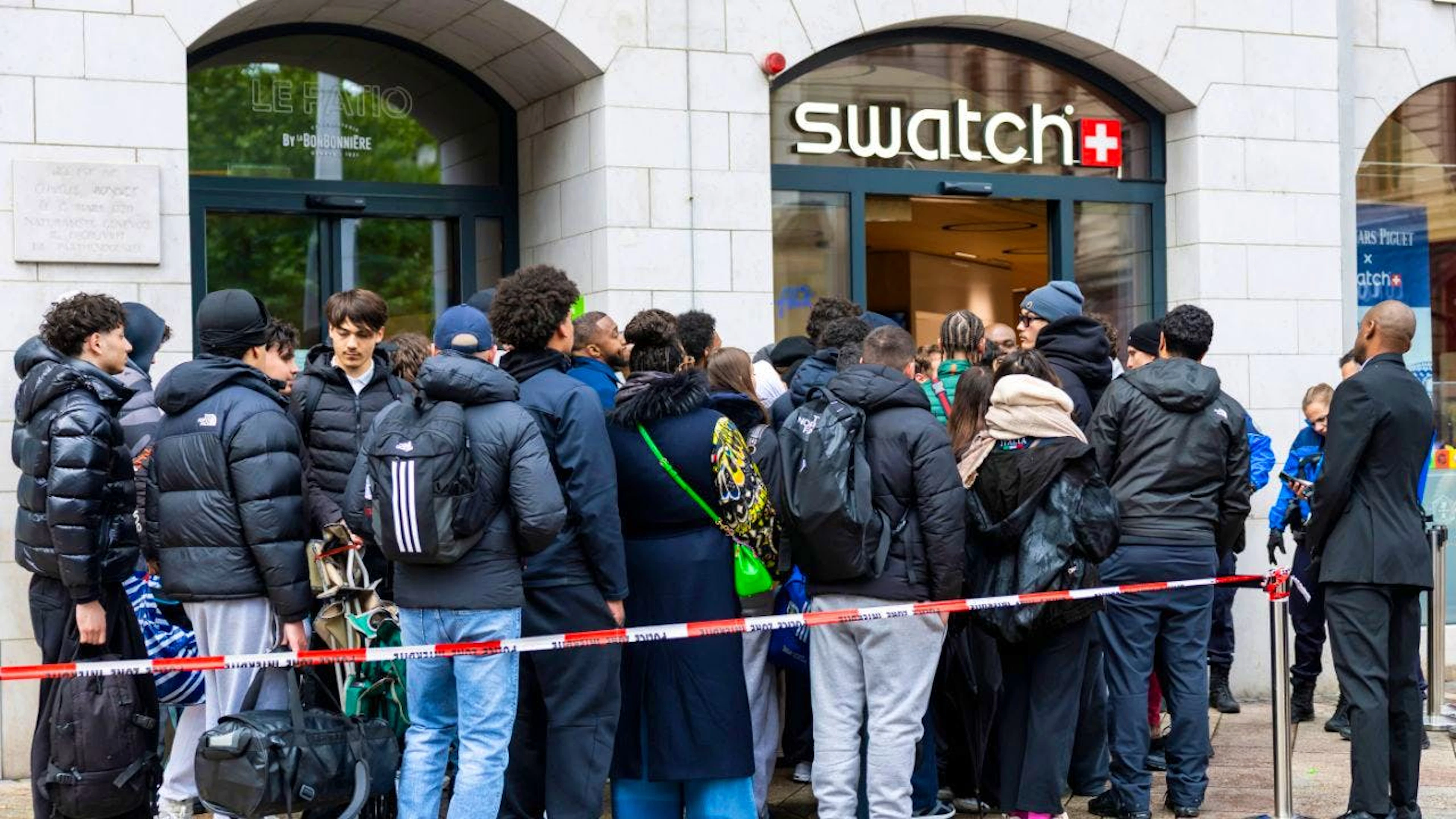 La gente ha aspettato ore per potersi accaparrare un orologio della collezione «Royal Pop».